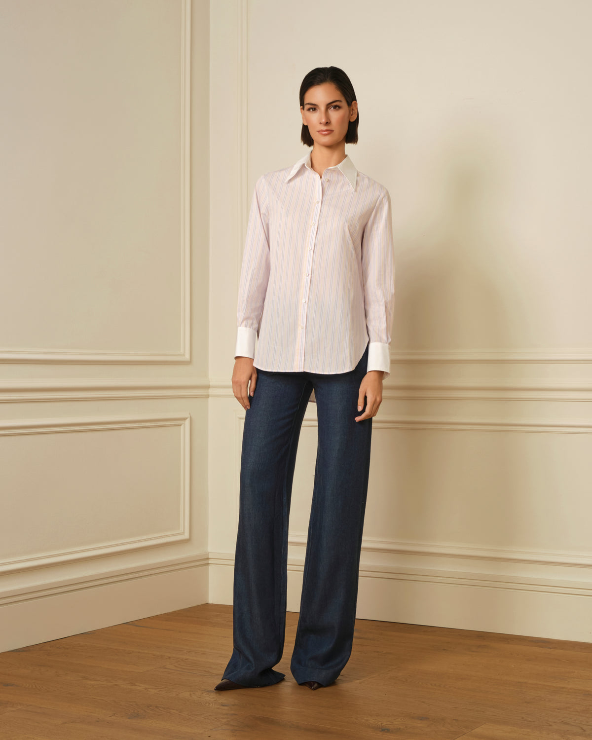 CAMISA CON PUÑO BLANCO Y ESTAMPADO DE RAYAS AZUL