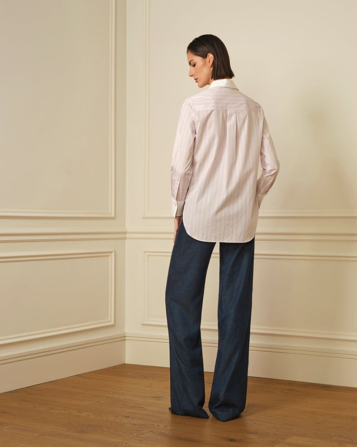CAMISA CON PUÑO BLANCO Y ESTAMPADO DE RAYAS AZUL