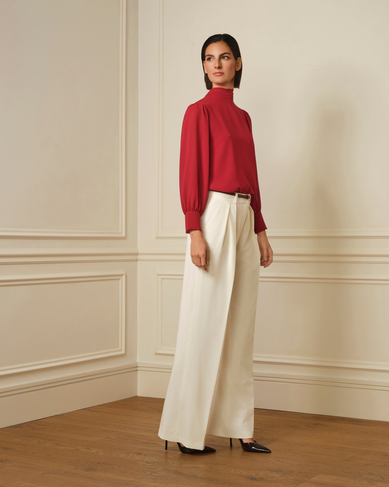BLUSA DE CUELLO ALTO CON LAZADA GRANATE