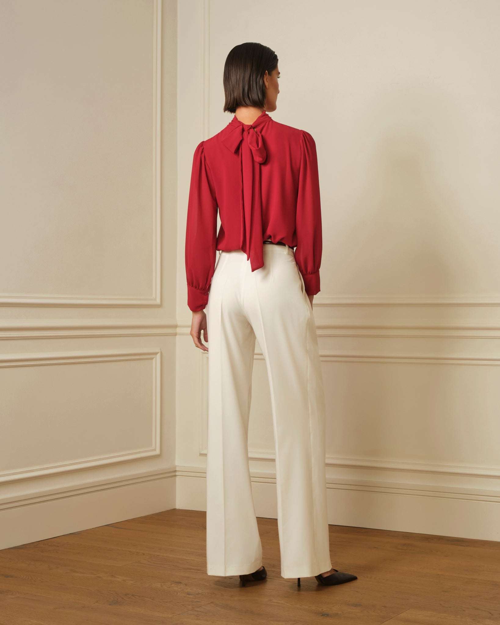 BLUSA DE CUELLO ALTO CON LAZADA GRANATE