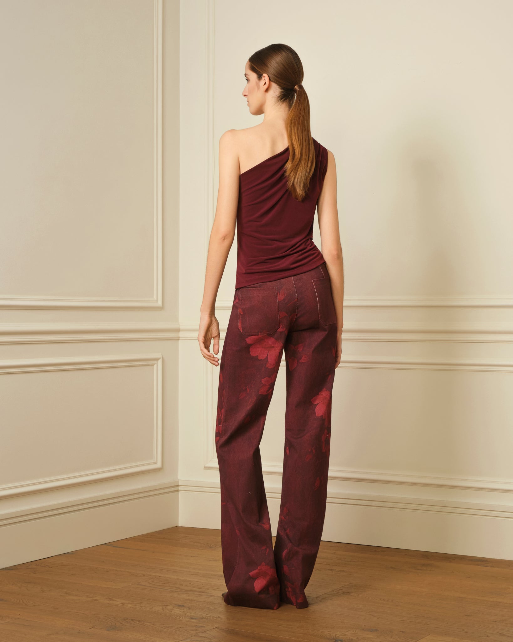 TOP ASIMÉTRICO CON FRUNCIDO GRANATE