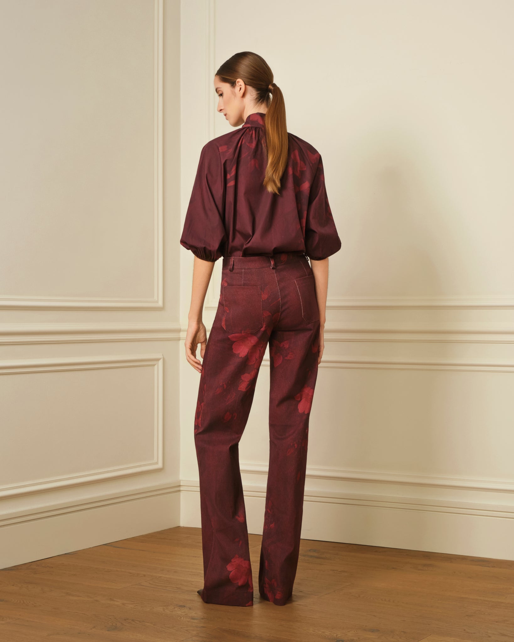 PANTALÓN FLARE CON ESTAMPADO FLORAL BURDEOS