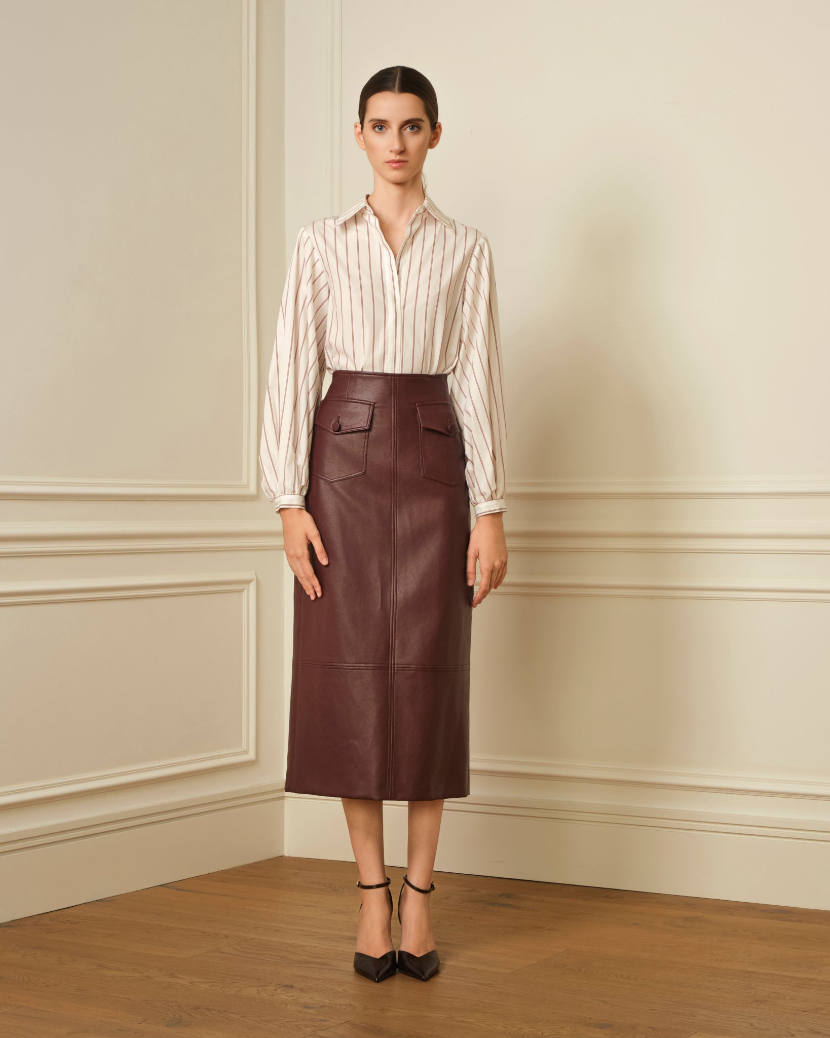 FALDA MIDI CON BOLSILLOS EFECTO PIEL