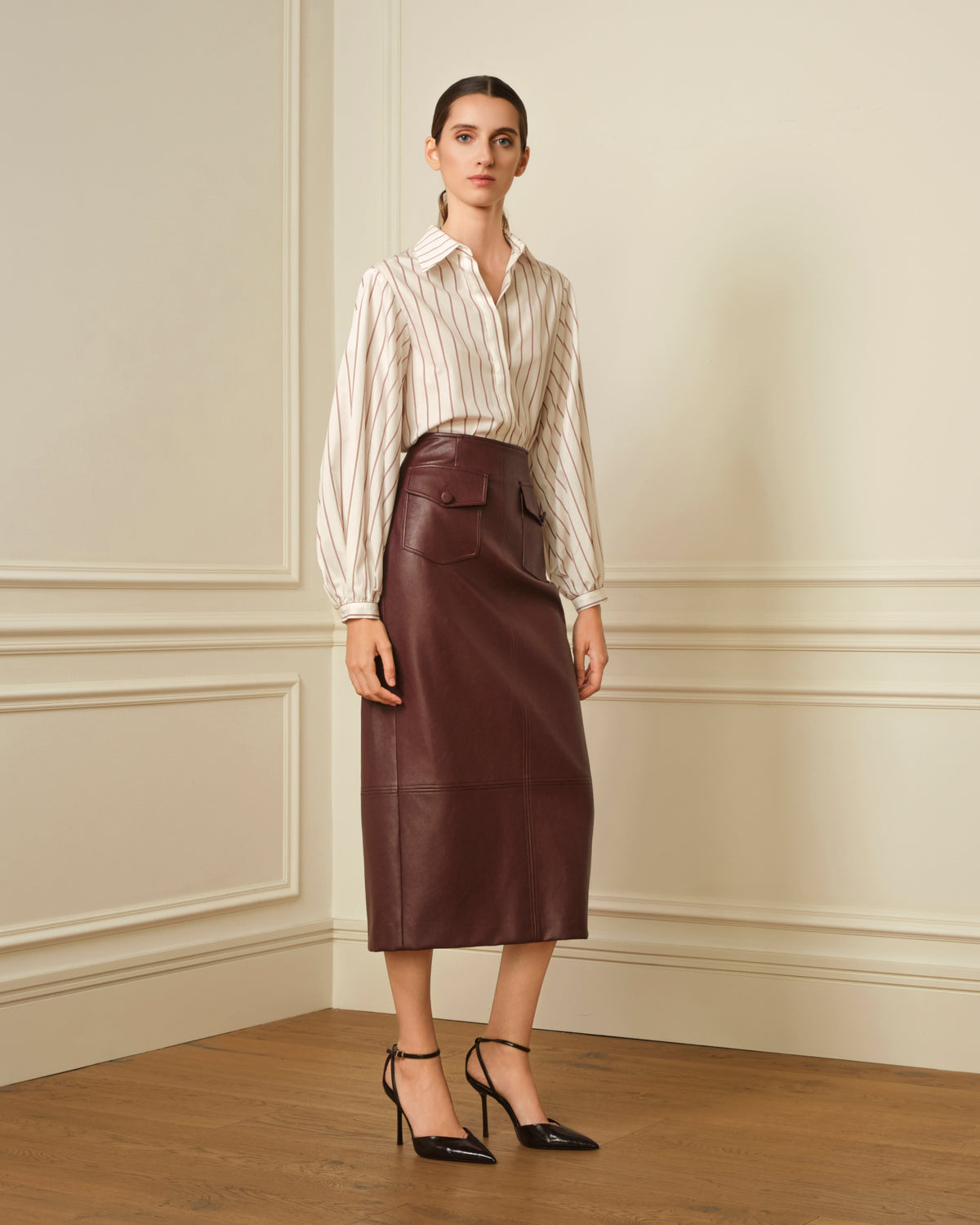 FALDA MIDI CON BOLSILLOS EFECTO PIEL