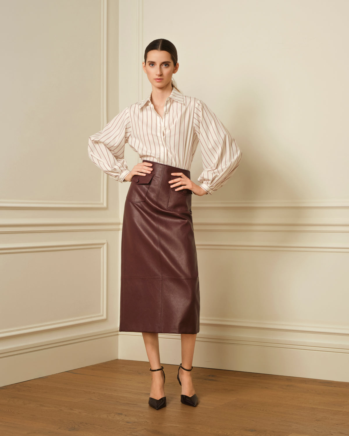 FALDA MIDI CON BOLSILLOS EFECTO PIEL