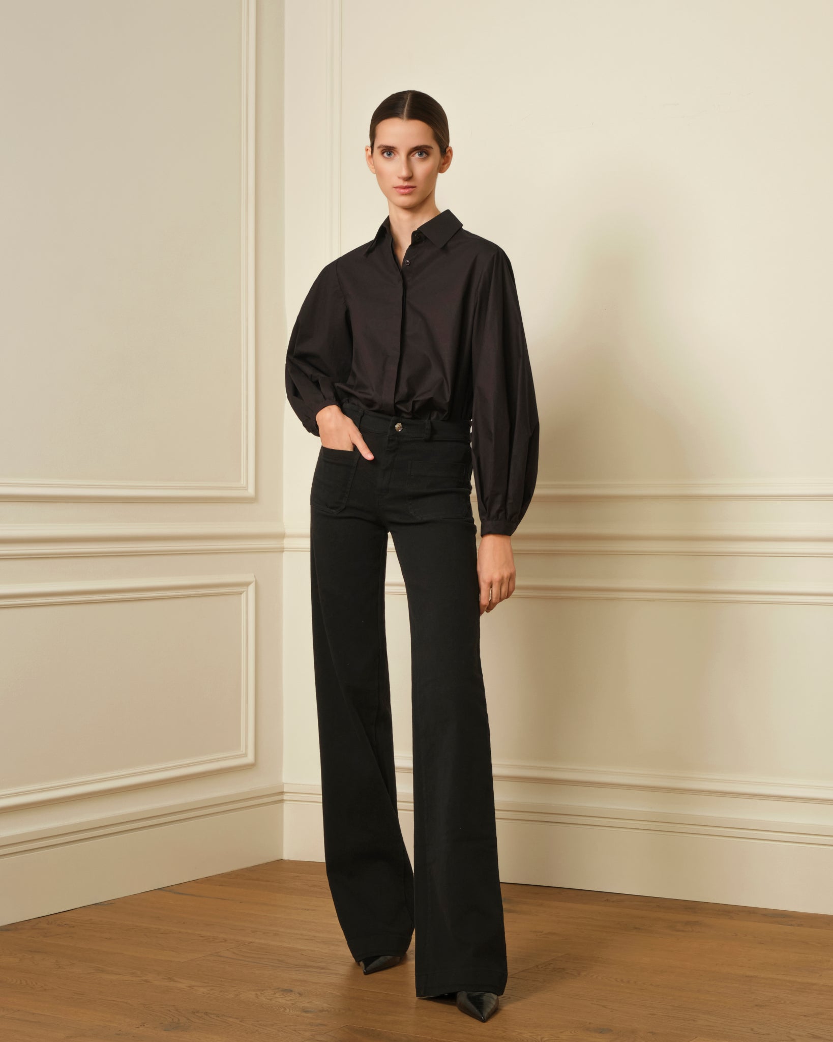 PANTALÓN FLARE CON BOLSILLOS DENIM NEGRO