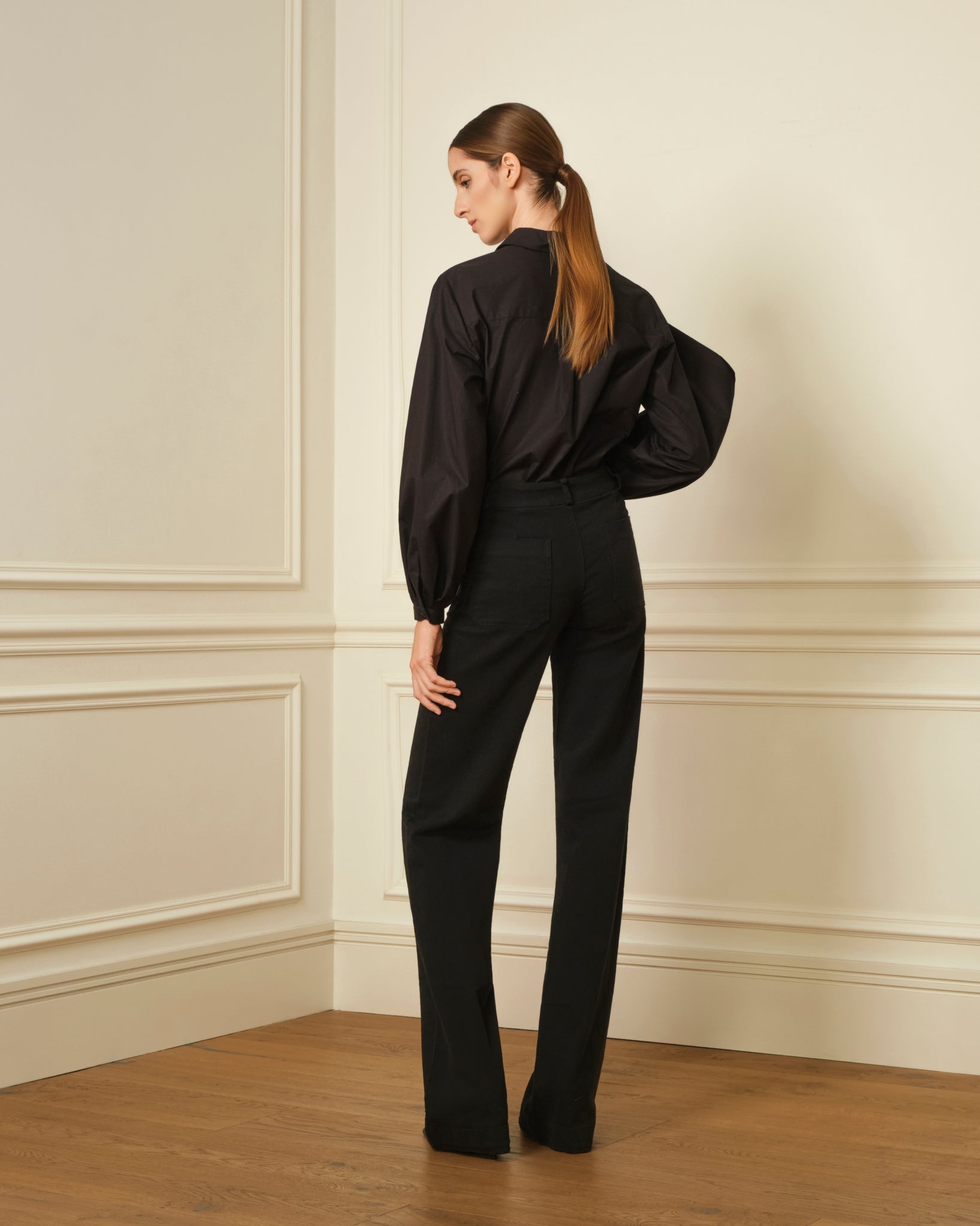 PANTALÓN FLARE CON BOLSILLOS DENIM NEGRO