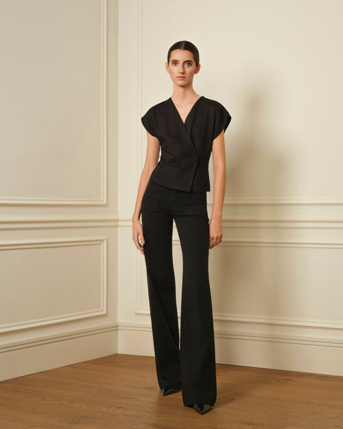 TOP CRUZADO CON ESCOTE PICO NEGRO