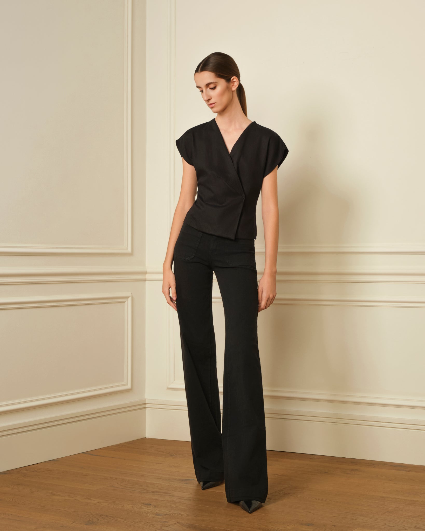 TOP CRUZADO CON ESCOTE PICO NEGRO