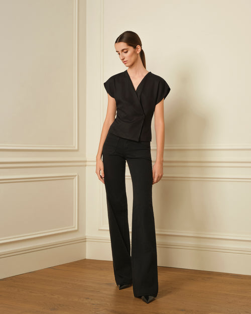 TOP CRUZADO CON ESCOTE PICO NEGRO