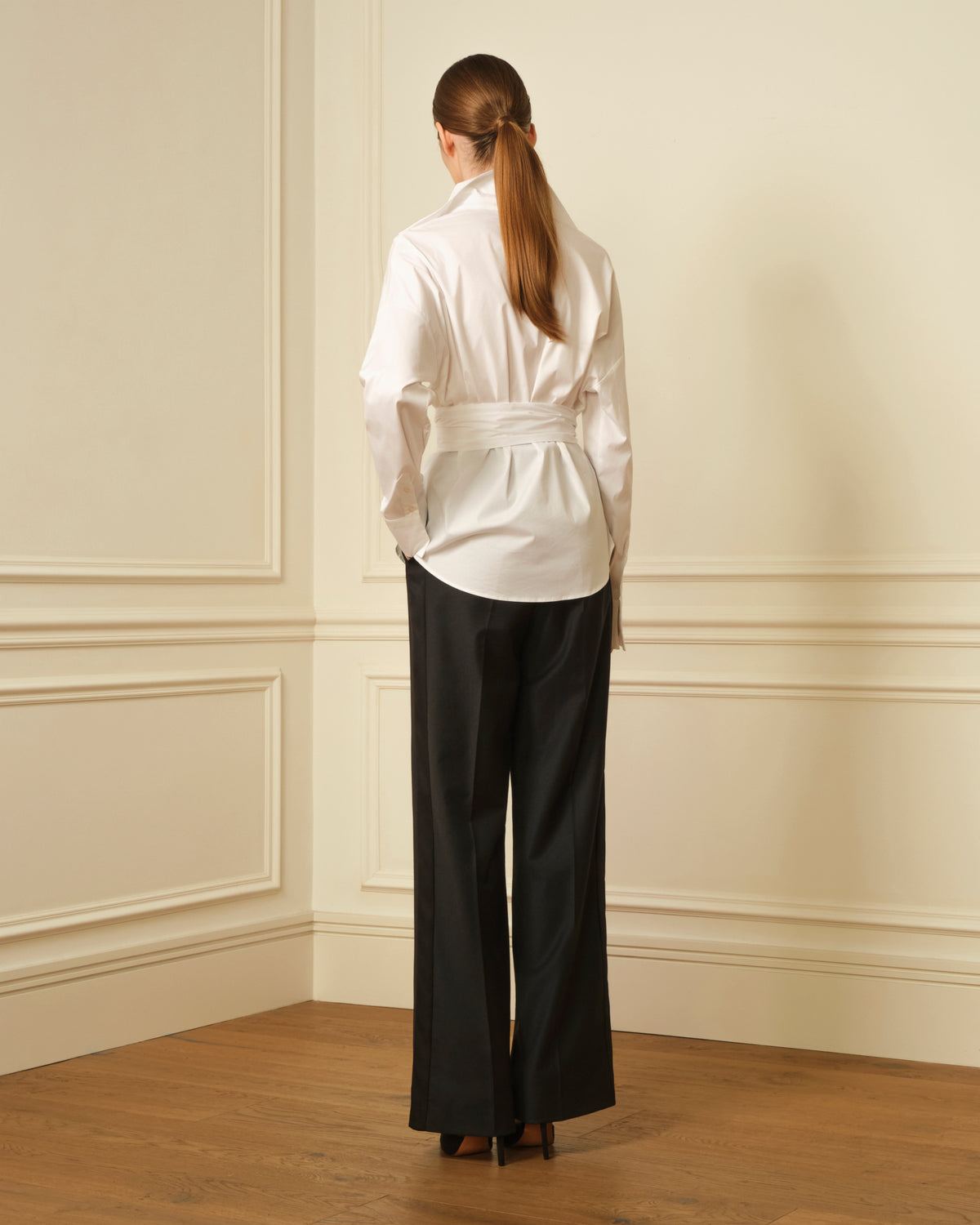 CAMISA CON CINTURÓN BLANCO