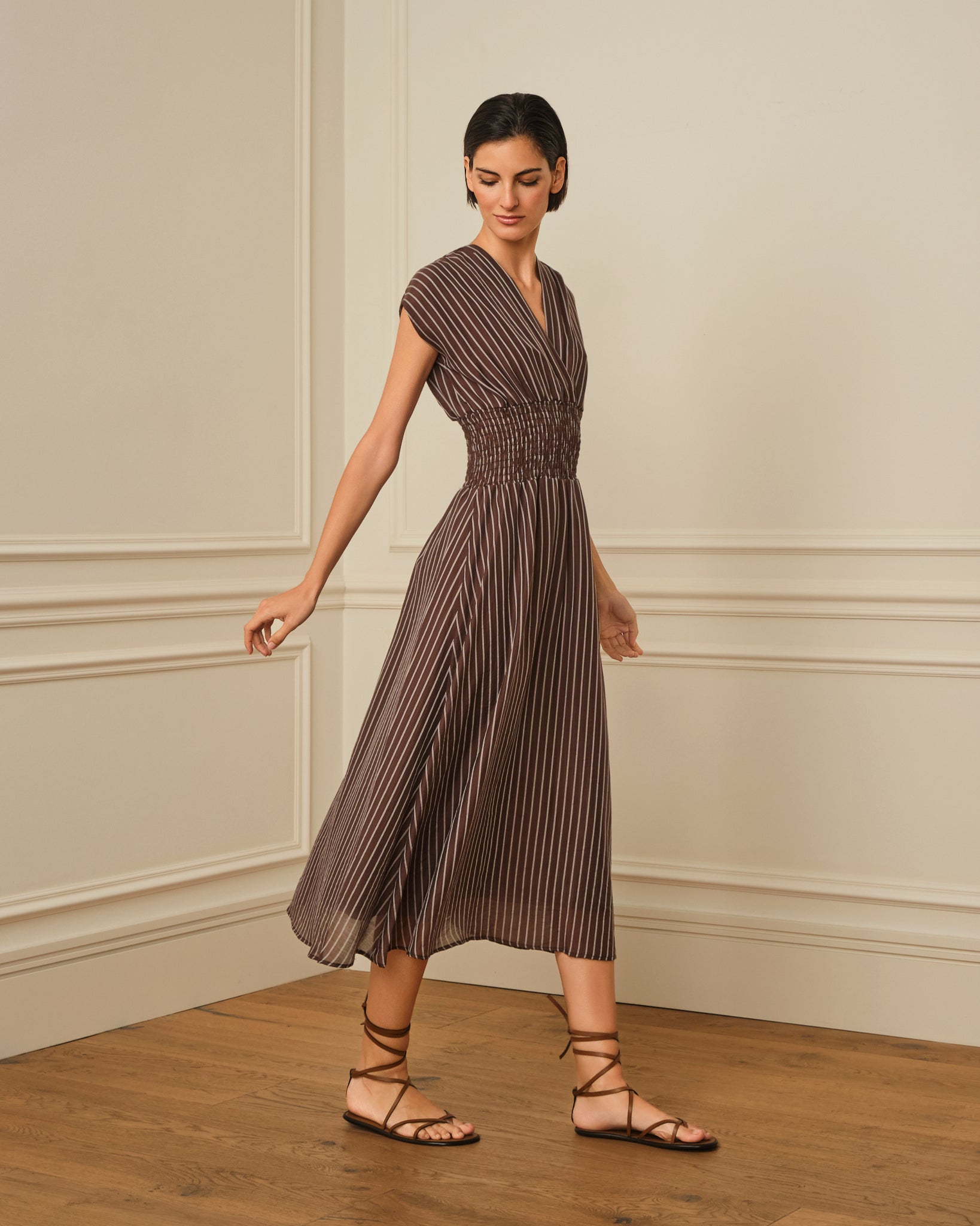 VESTIDO MIDI CON ESTAMPADO DE RAYAS MARRÓN
