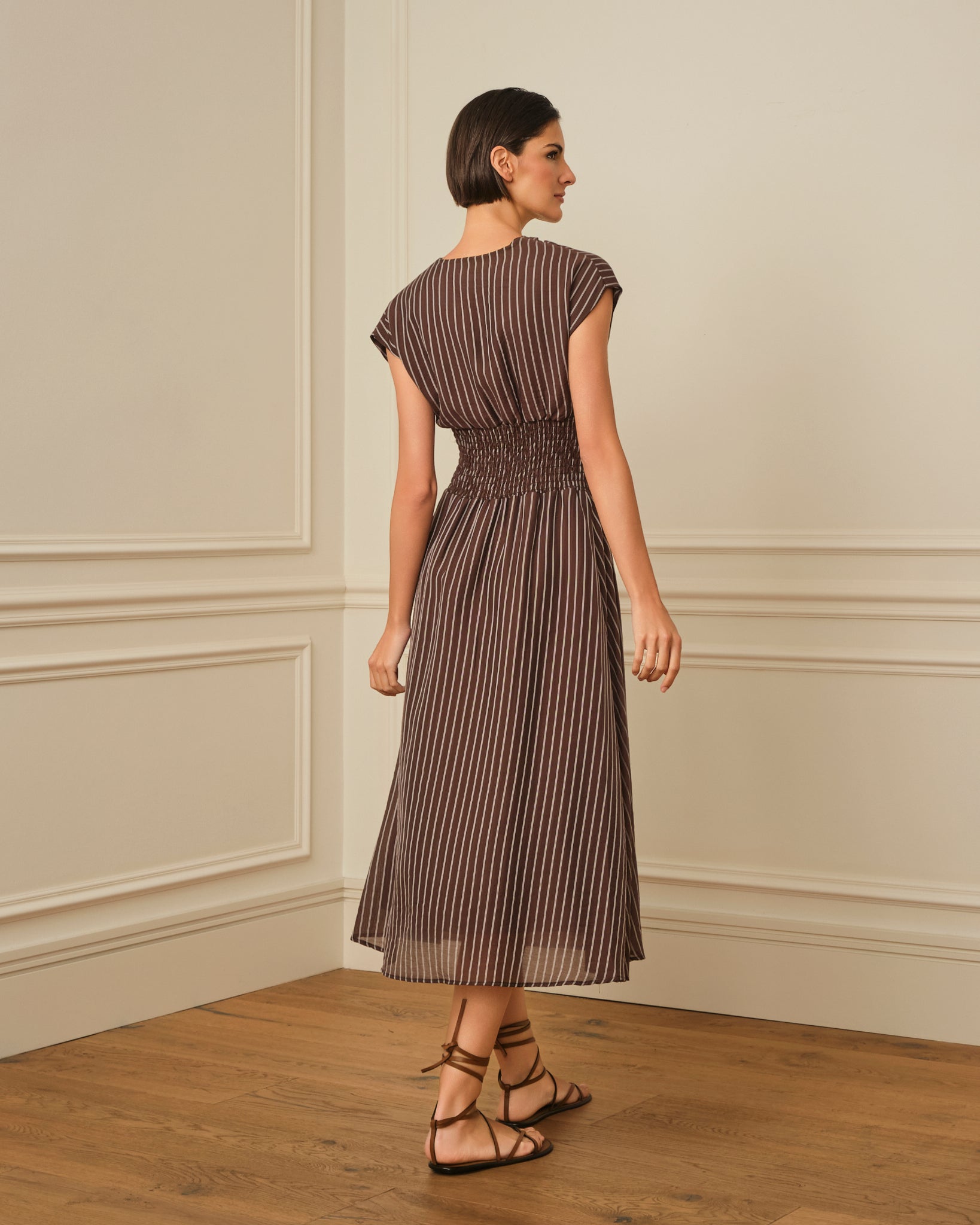 VESTIDO MIDI CON ESTAMPADO DE RAYAS MARRÓN