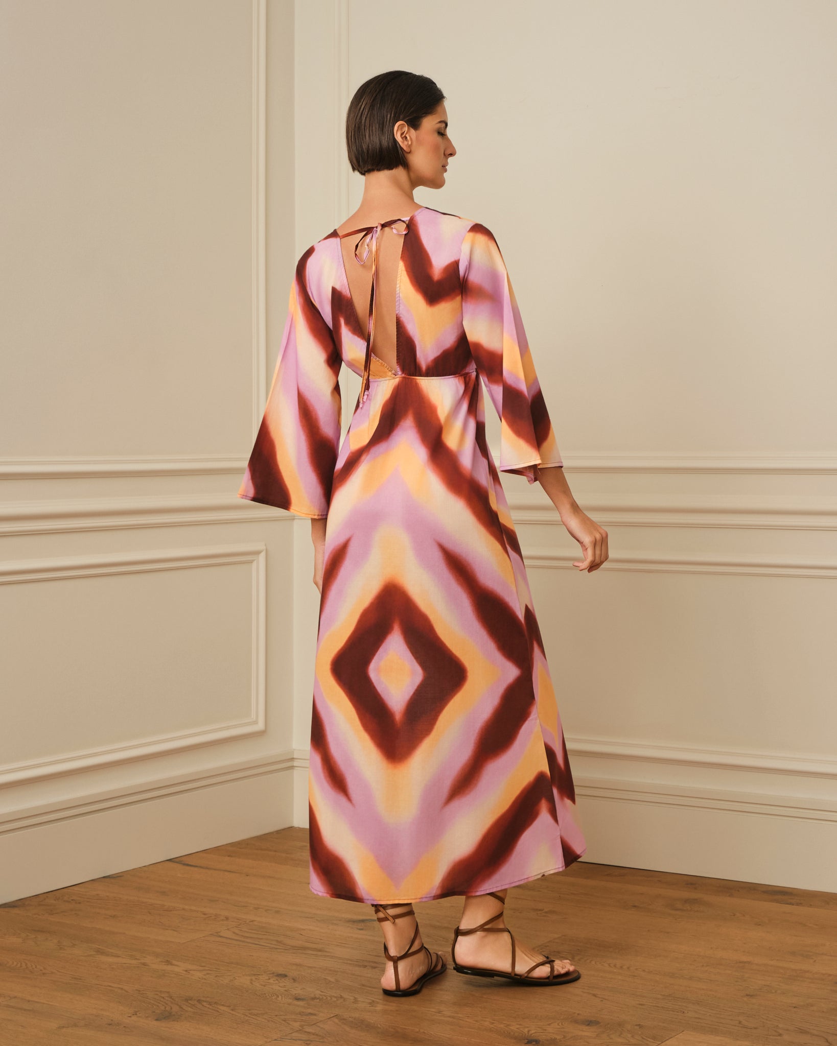 VESTIDO ESTAMPADO CON ESCOTE PICO ROSA
