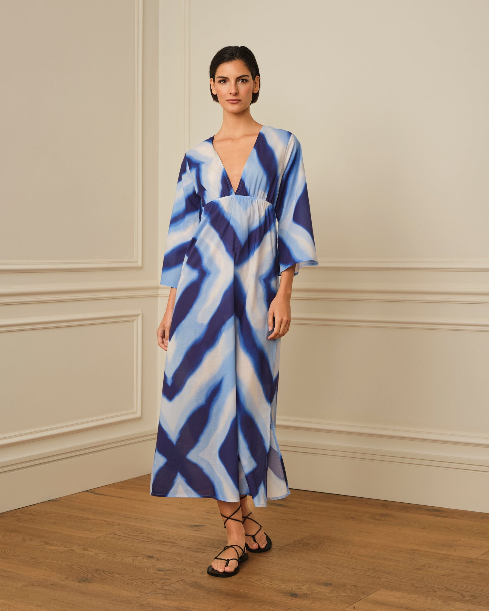 VESTIDO ESTAMPADO CON ESCOTE PICO AZUL