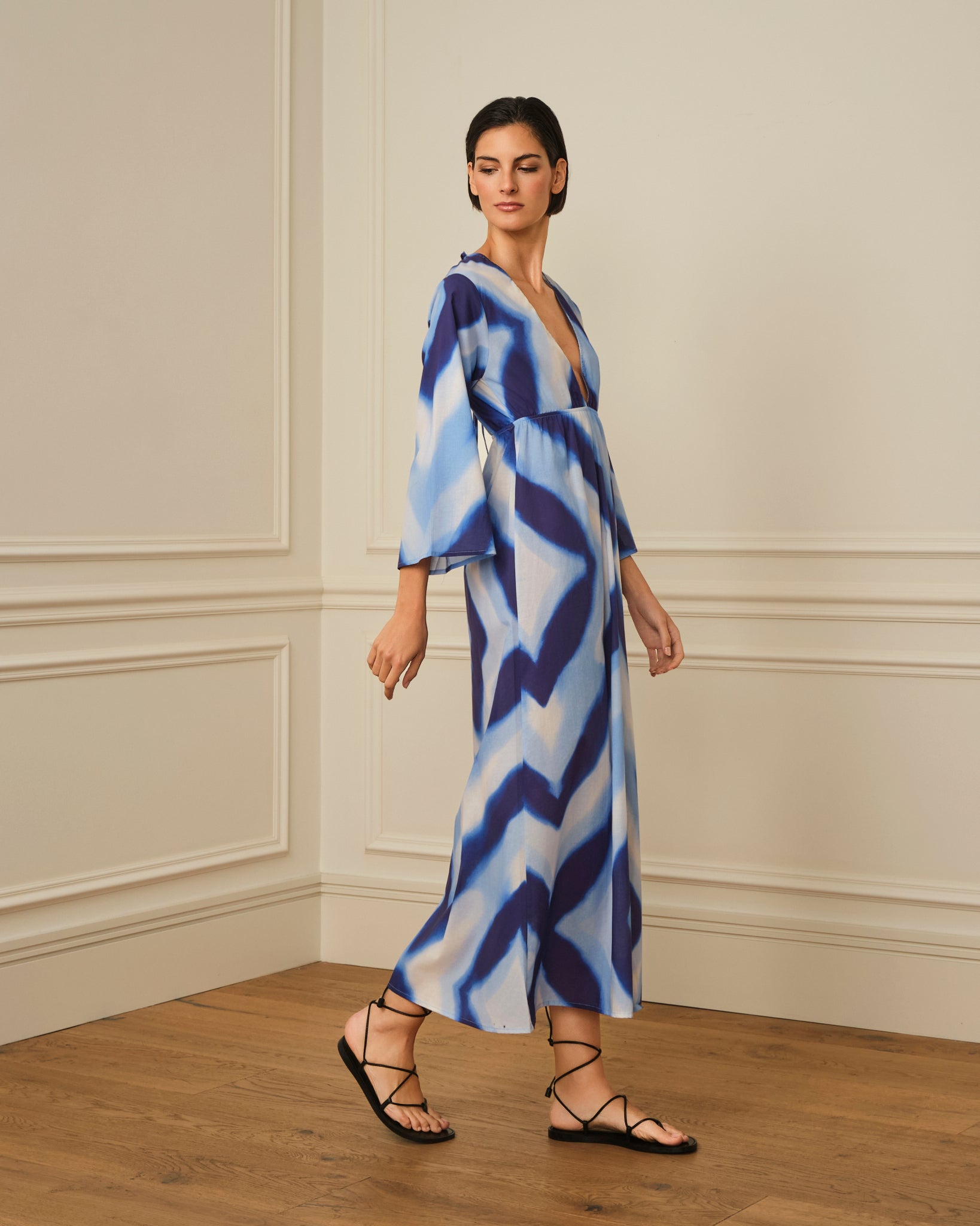VESTIDO ESTAMPADO CON ESCOTE PICO AZUL
