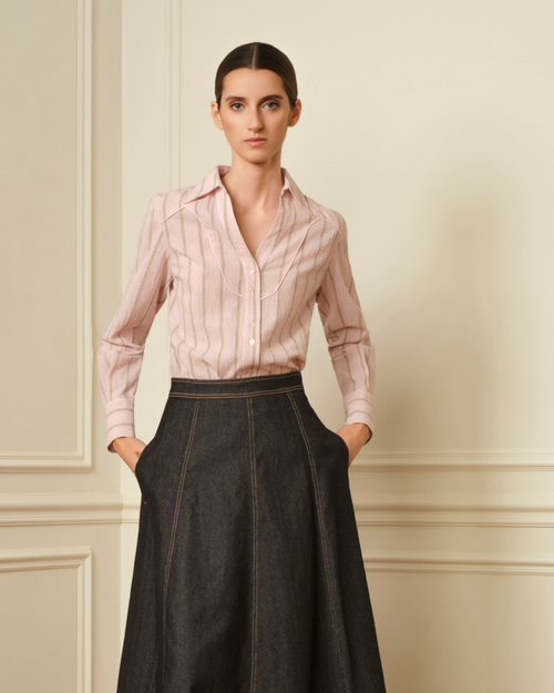CAMISA CON DETALLE DE VIVO Y ESTAMPADO DE RAYAS ROSA