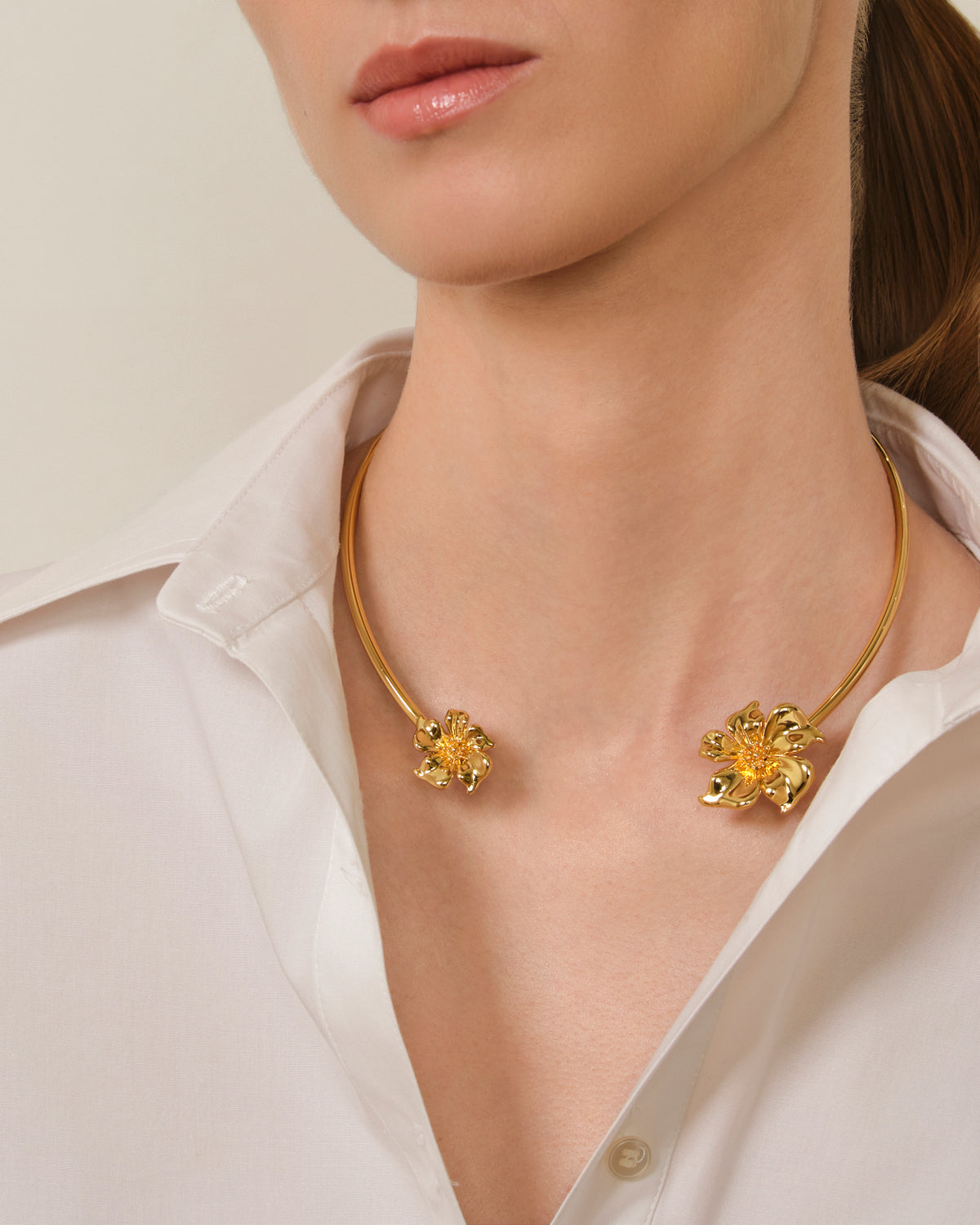 FLOR DE ALMENDRO COLLAR DORADO