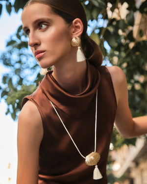 COLLAR CONCHA CON FLECOS DORADO