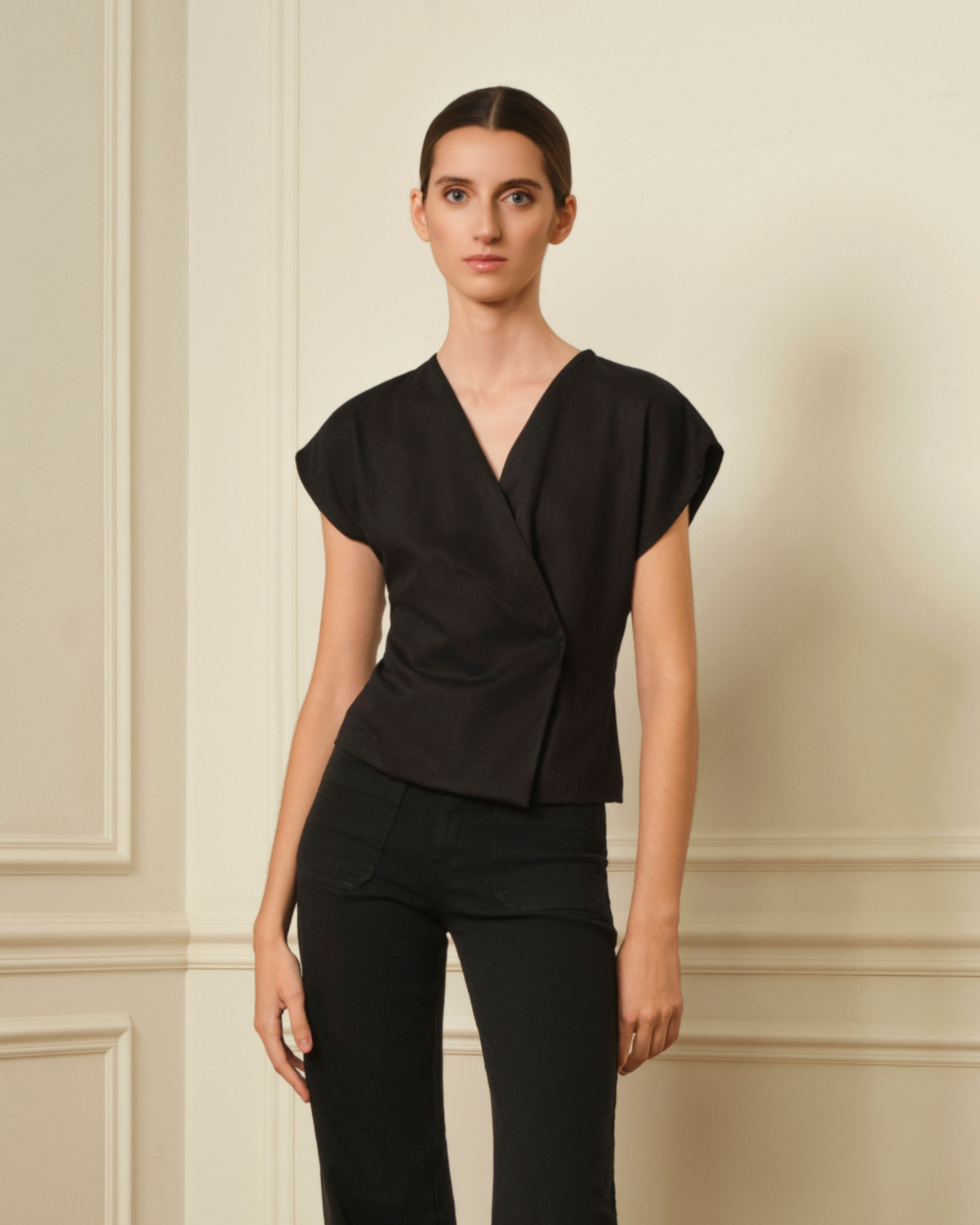 TOP CRUZADO CON ESCOTE PICO NEGRO