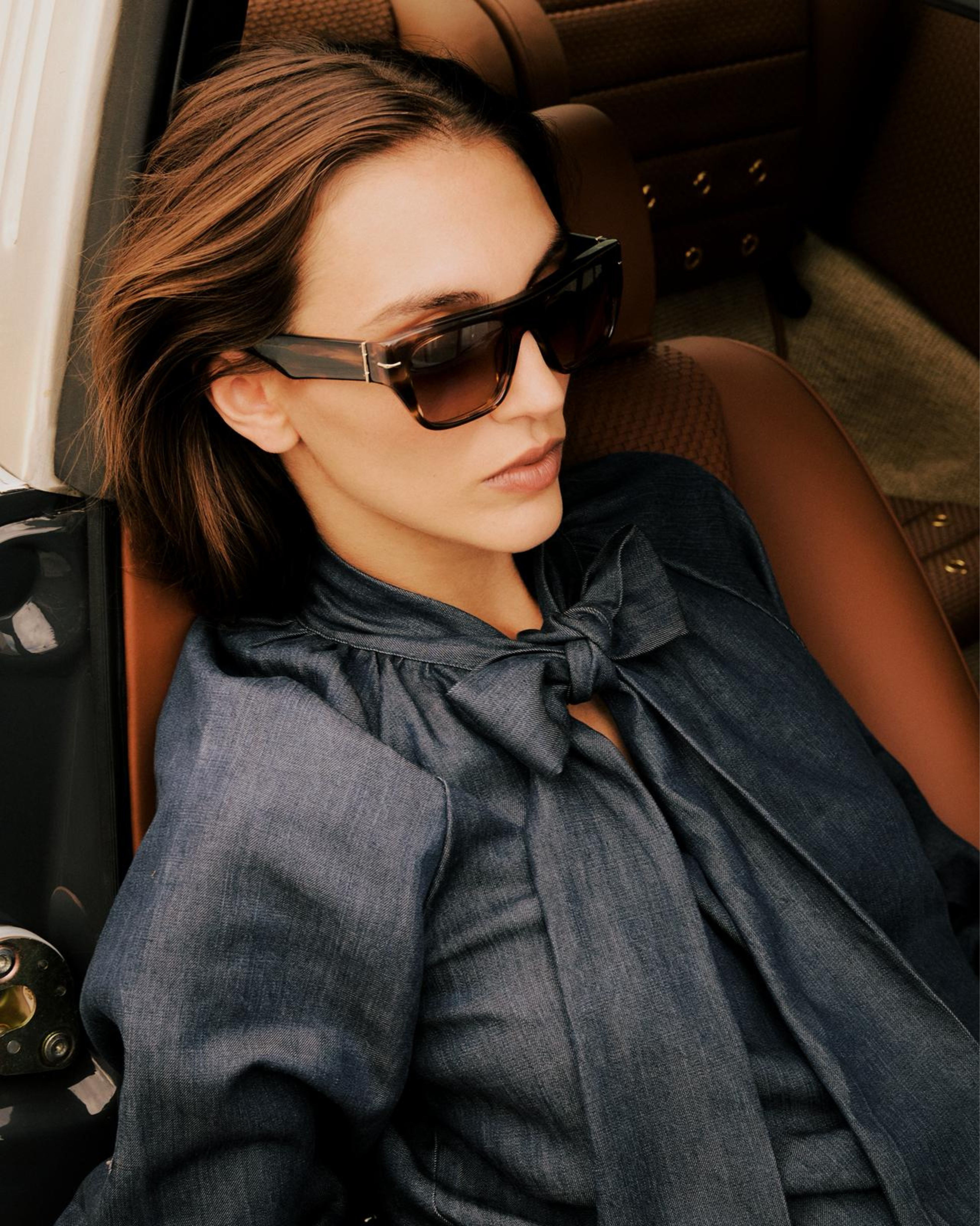 BLUSA MANGA ABULLONADA CON LAZO EN CUELLO EN DENIM