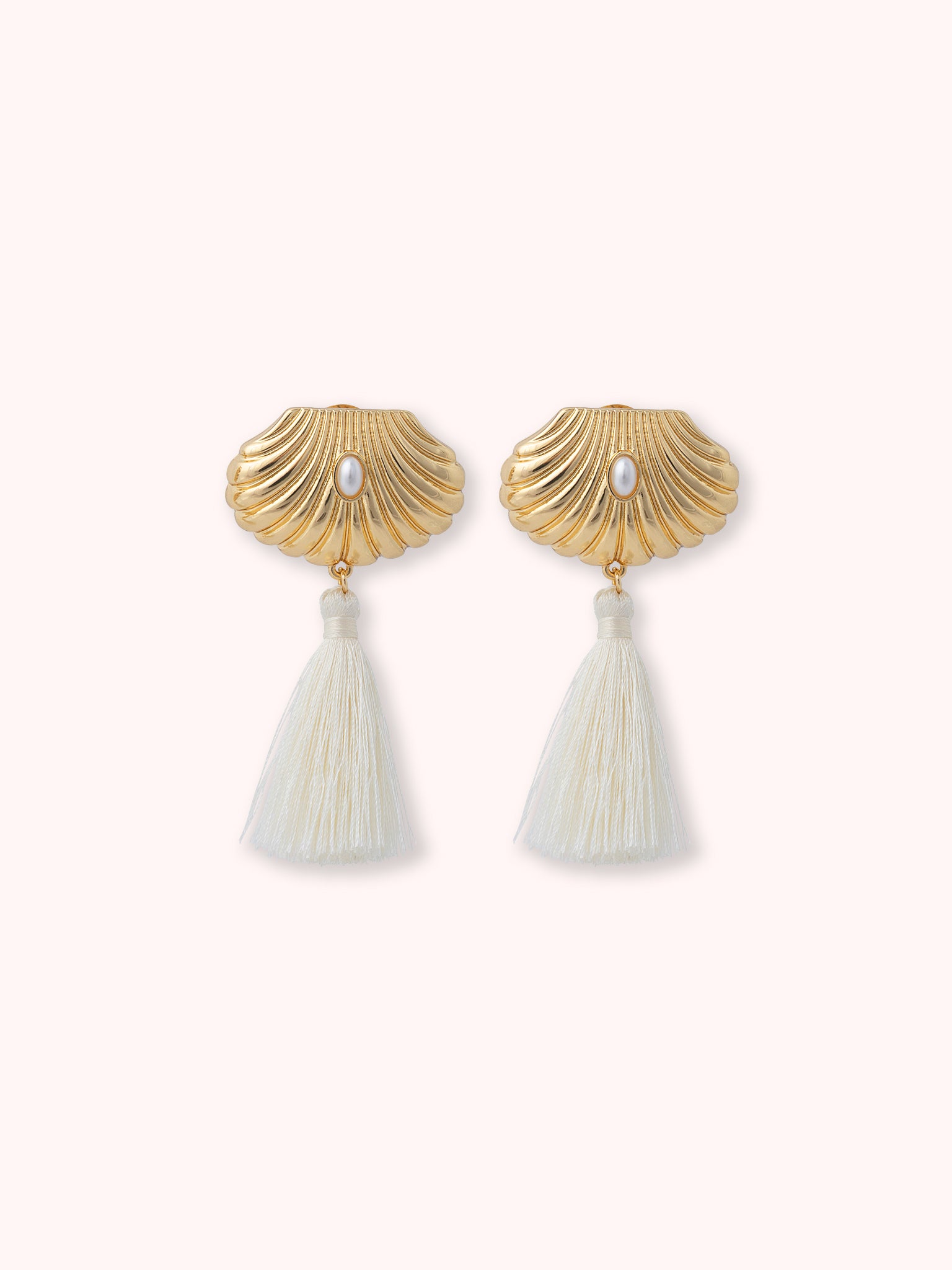 PENDIENTES CONCHA CON FLECOS DORADO