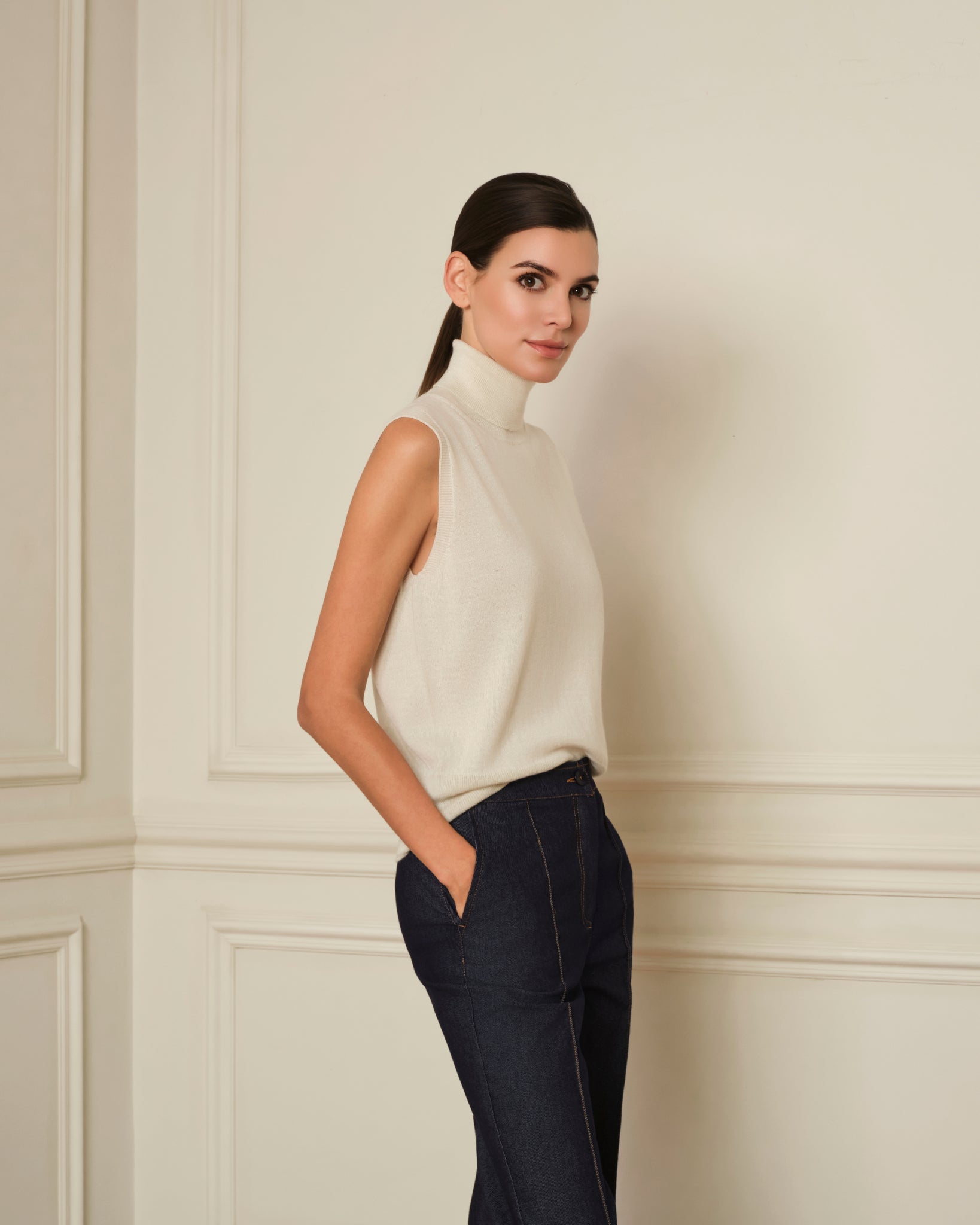 JERSEY SIN MANGAS CUELLO ALTO CRUDO