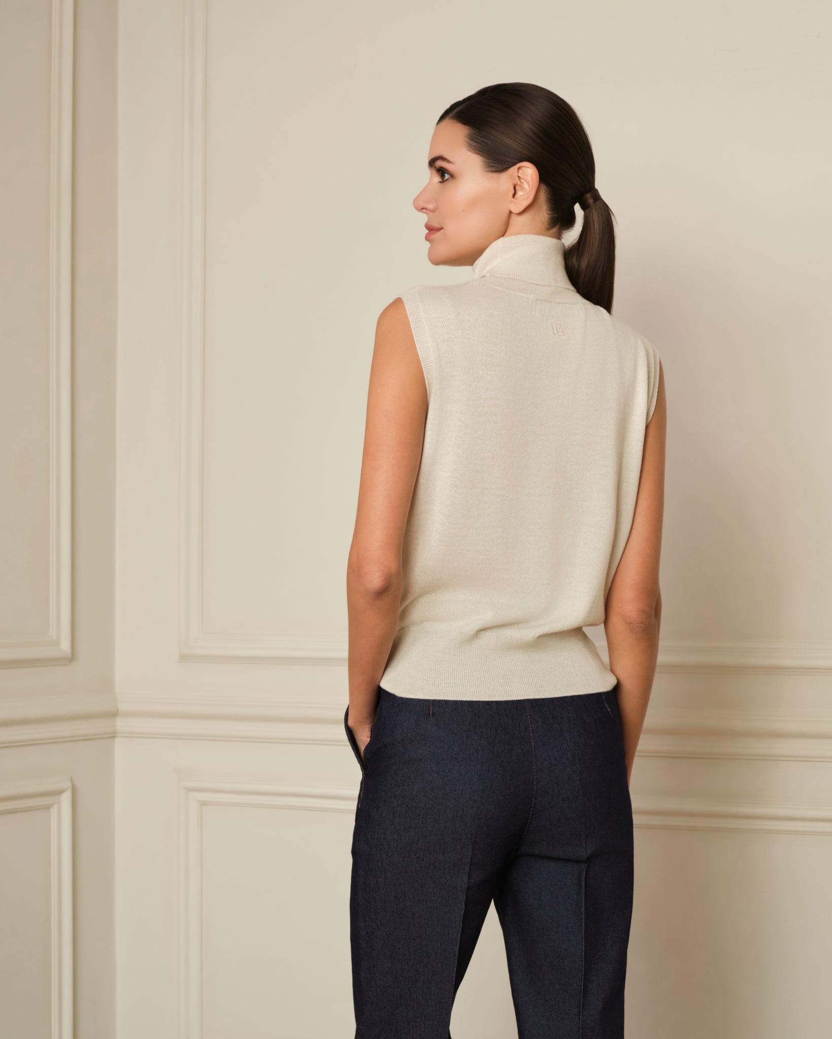 JERSEY SIN MANGAS CUELLO ALTO CRUDO