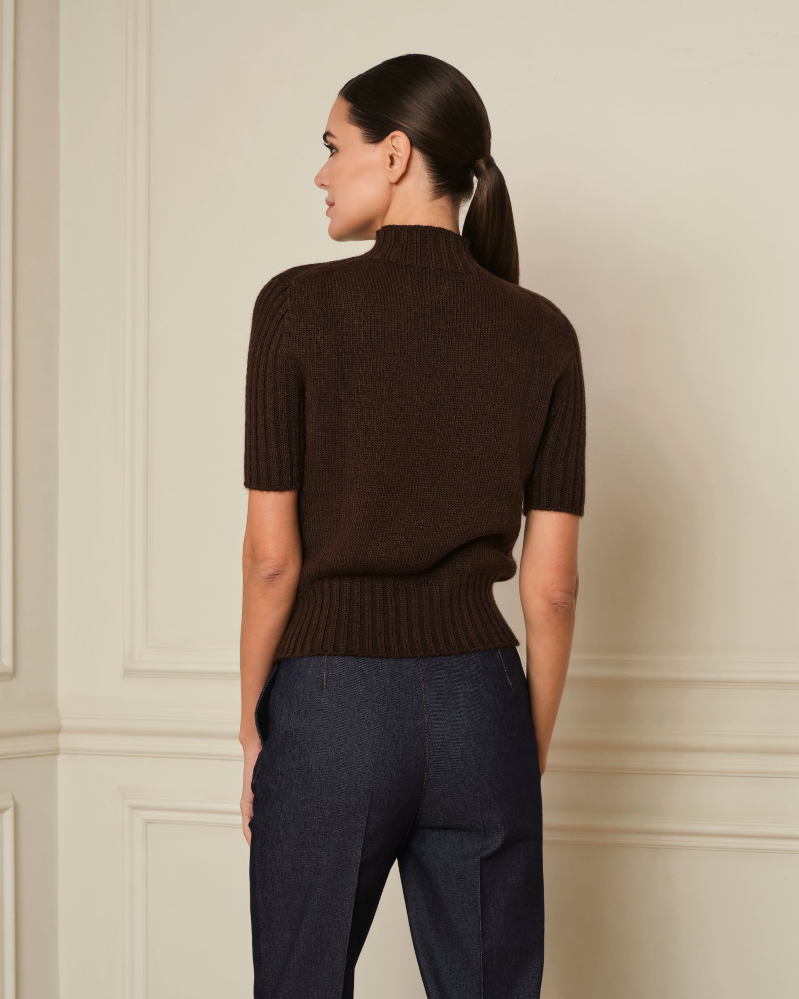 SUÉTER MANGA CORTA CON CUELLO ALTO MARRÓN