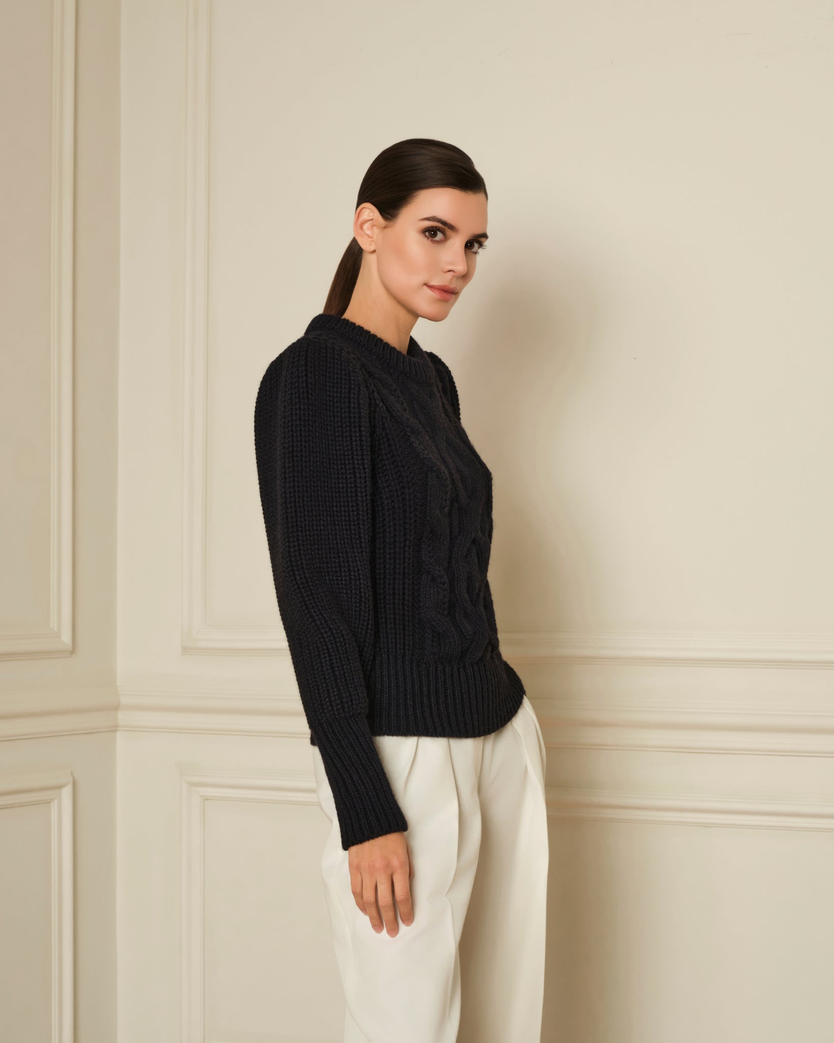 SUÉTER DE PUNTO TRENZADO CON MANGA ABULLONADA AZUL MARINO