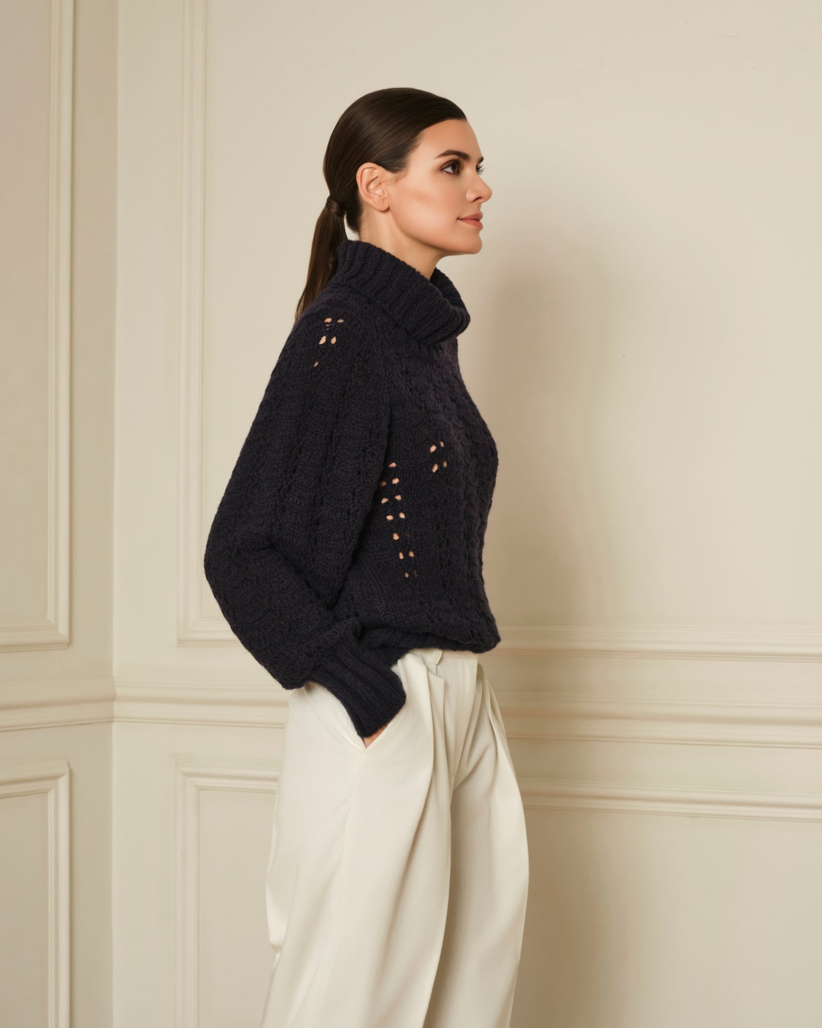 SUÉTER DE PUNTO CALADO CON CUELLO CISNE AZUL MARINO