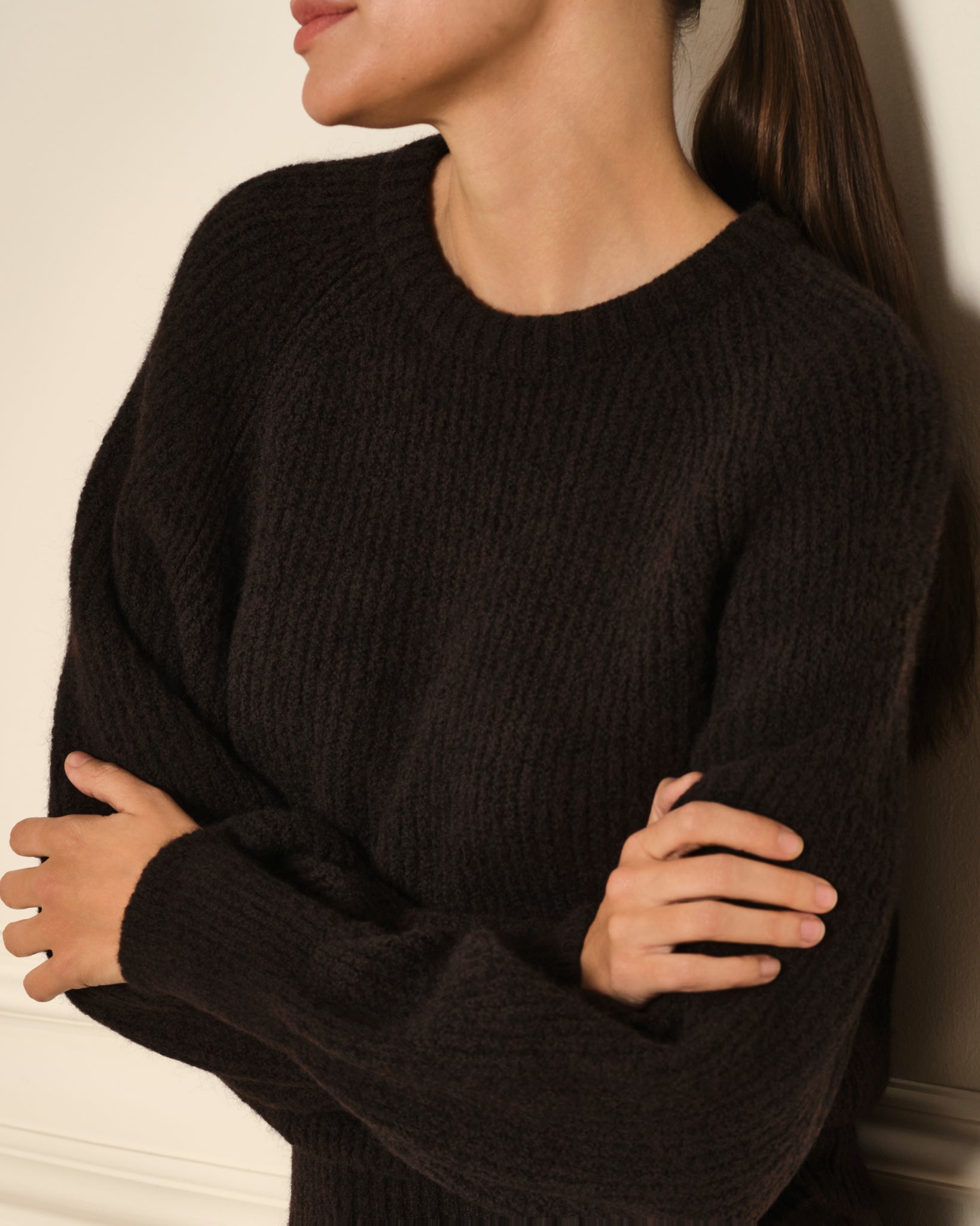 SUÉTER DE PUNTO CANALÉ CON MANGA ABULLONADA MARRÓN