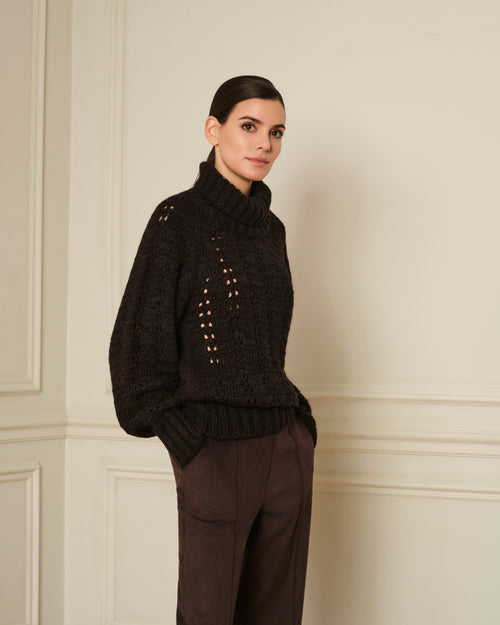 SUÉTER DE PUNTO CALADO CON CUELLO CISNE MARRÓN