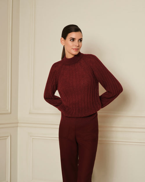SUÉTER DE PUNTO CANALÉ CON CUELLO REDONDO BURDEOS