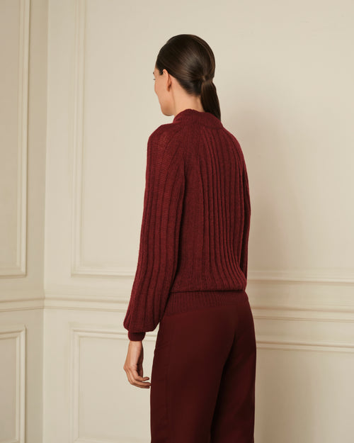 SUÉTER DE PUNTO CANALÉ CON CUELLO REDONDO BURDEOS