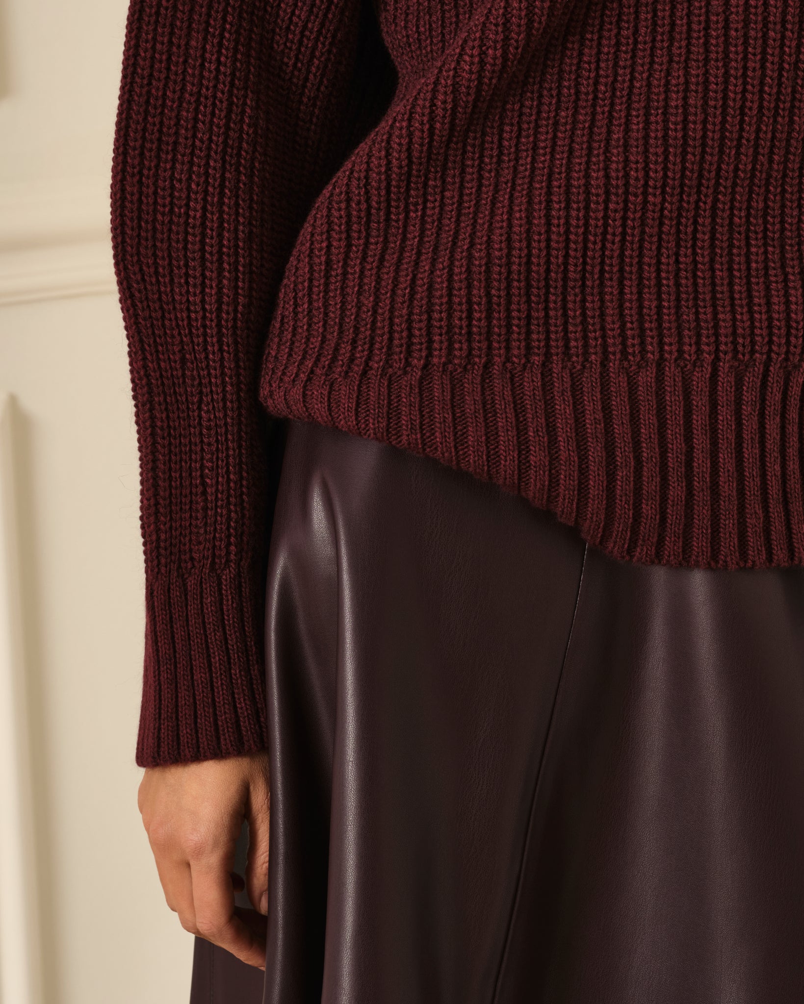 SUÉTER DE PUNTO CON CUELLO CHIMENEA GRANATE