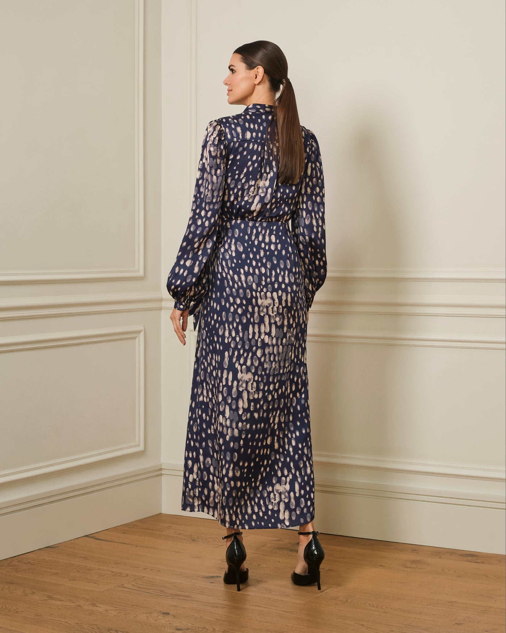 VESTIDO MIDI CRUZADO CON ESTAMPADO AZUL