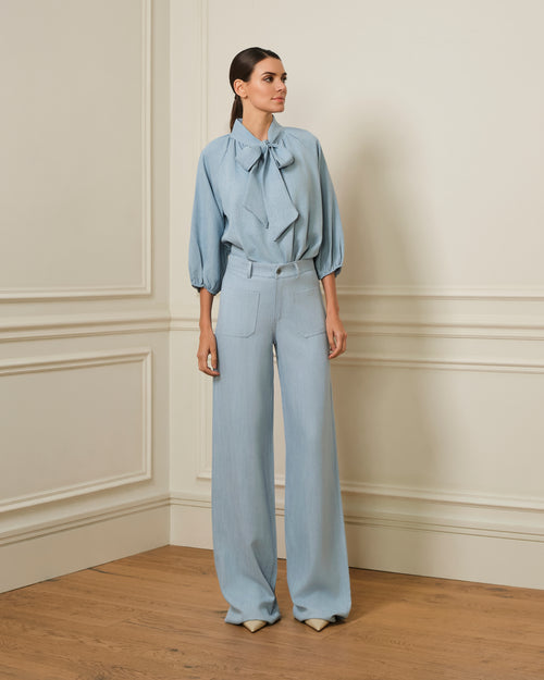 BLUSA MANGA ABULLONADA CON LAZO EN CUELLO DENIM AZUL CLARO