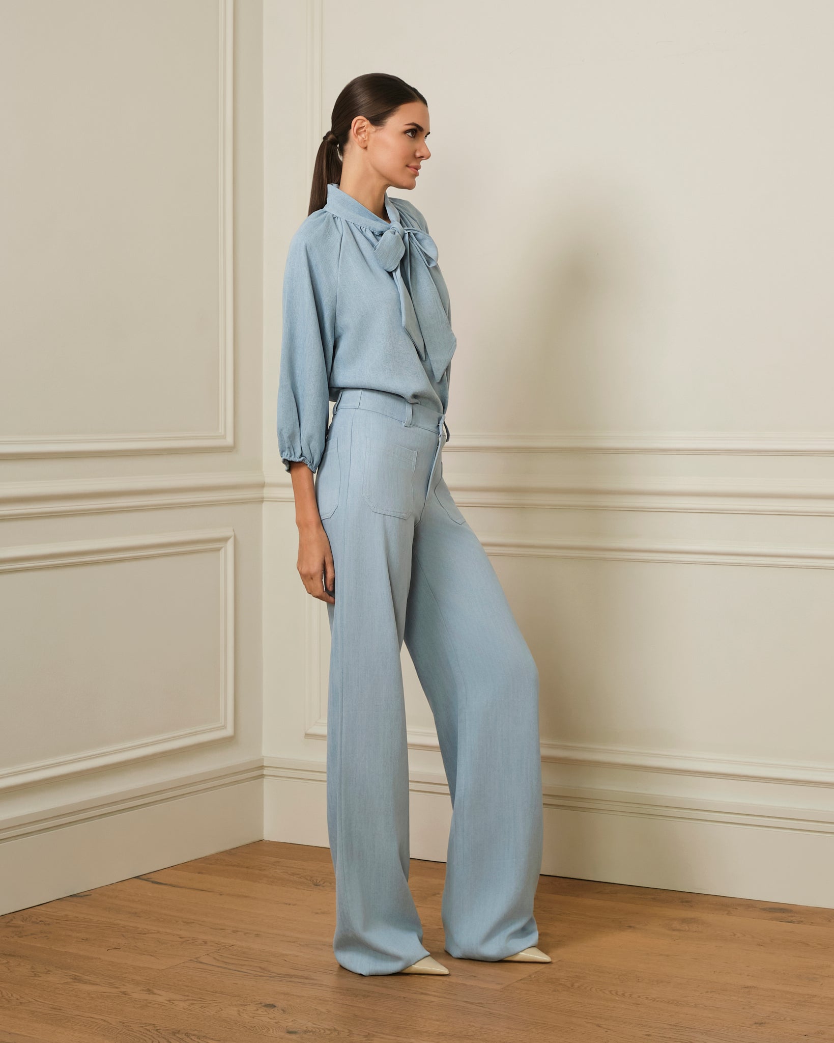 BLUSA MANGA ABULLONADA CON LAZO EN CUELLO DENIM AZUL CLARO