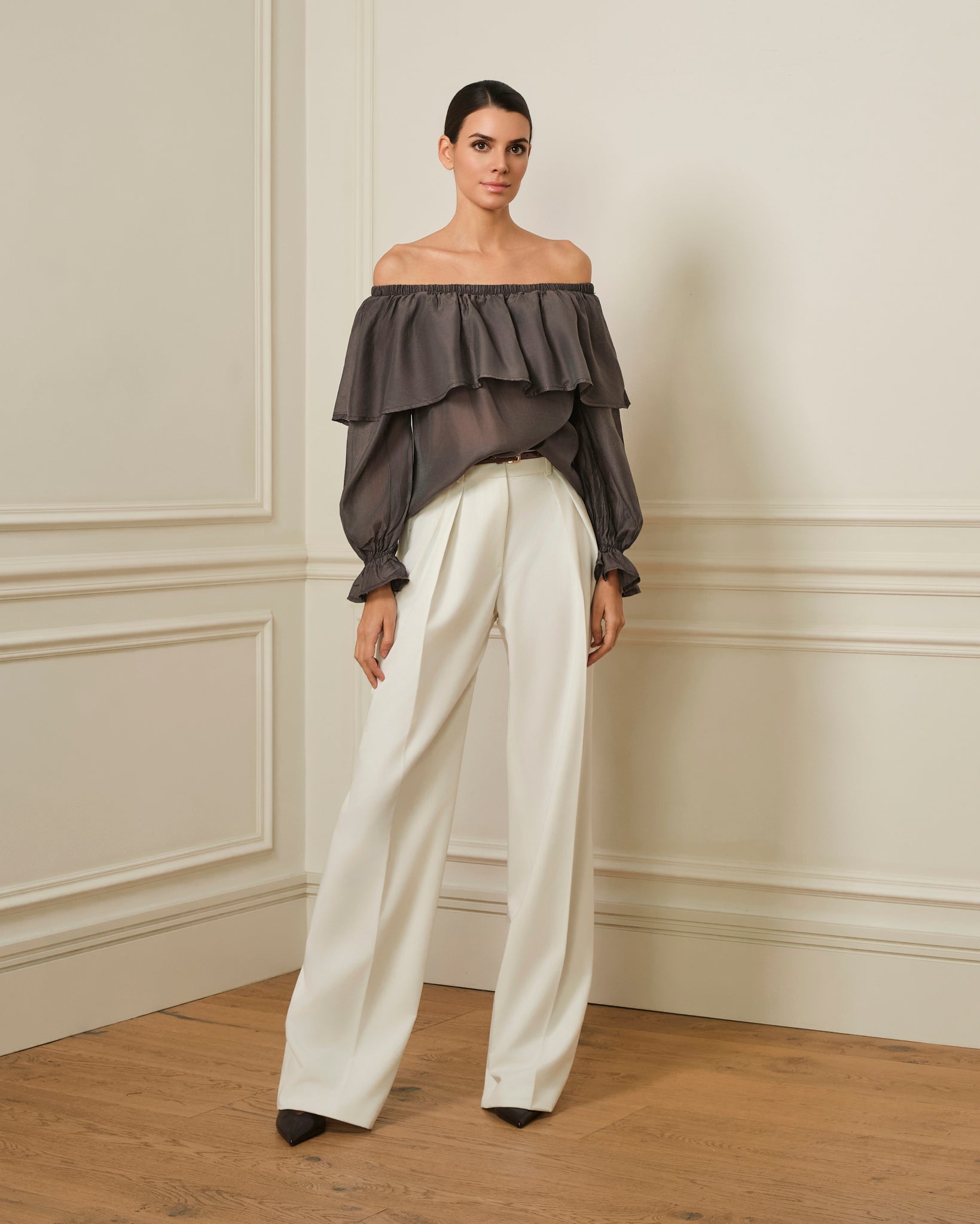 BLUSA OFF SHOULDER CON VOLANTE MARRÓN