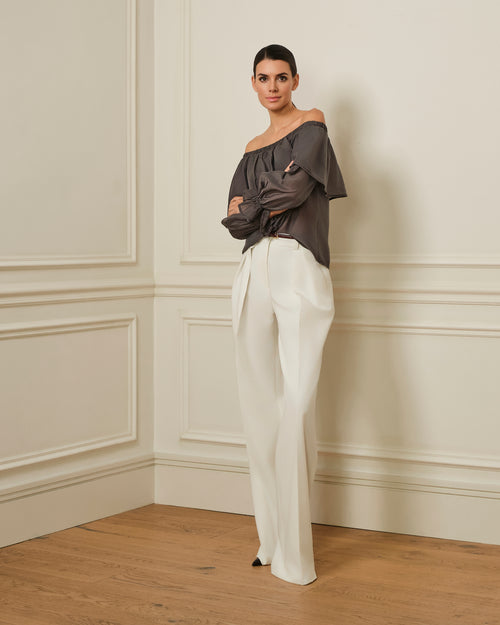 BLUSA OFF SHOULDER CON VOLANTE MARRÓN