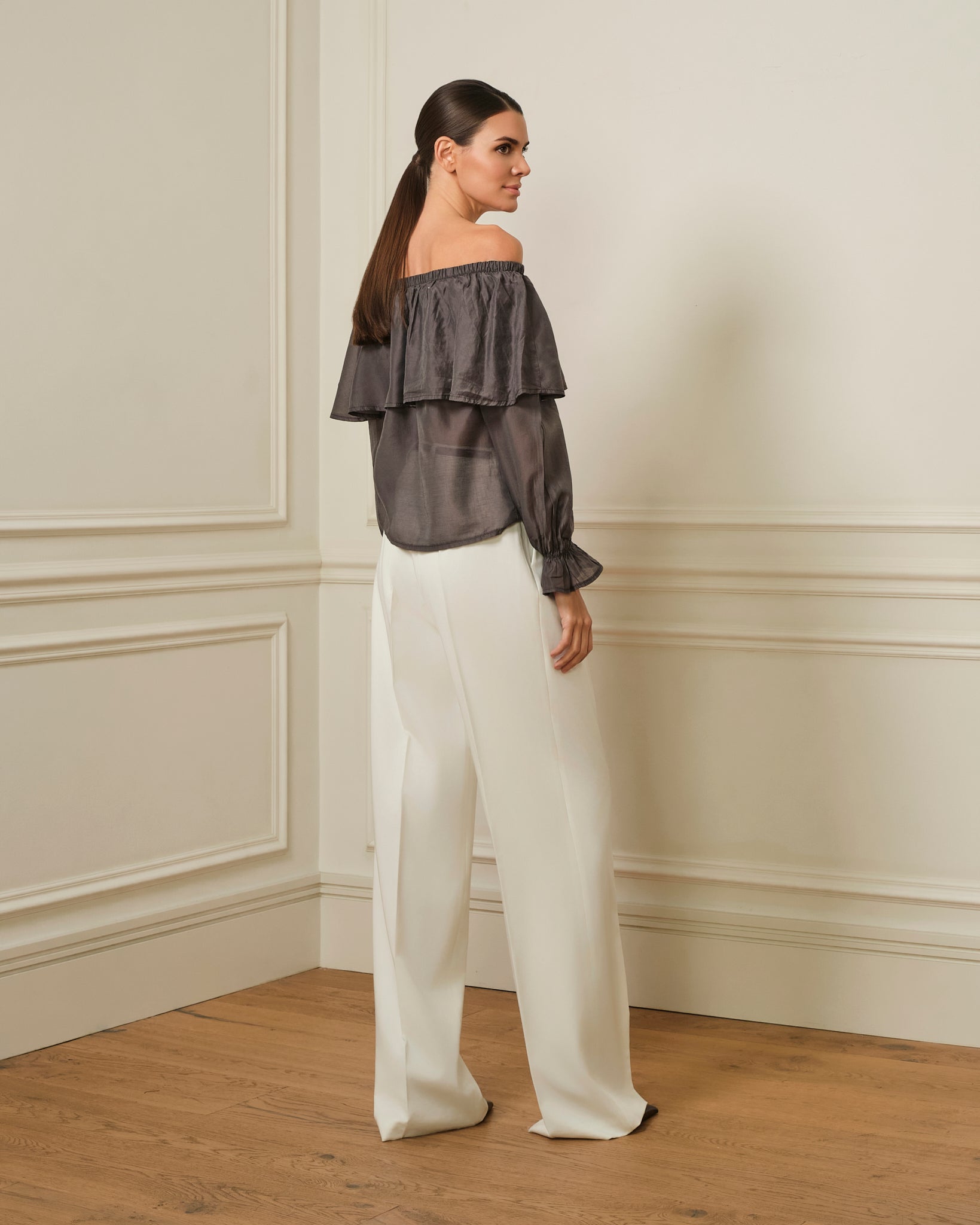 BLUSA OFF SHOULDER CON VOLANTE MARRÓN