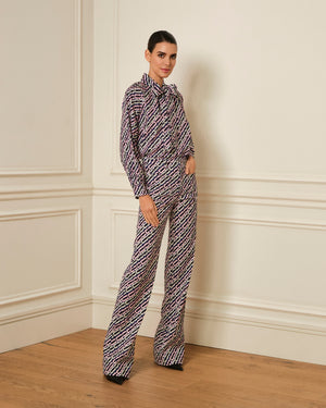 PANTALÓN FLARE CON BOLSILLOS ESTAMPADO