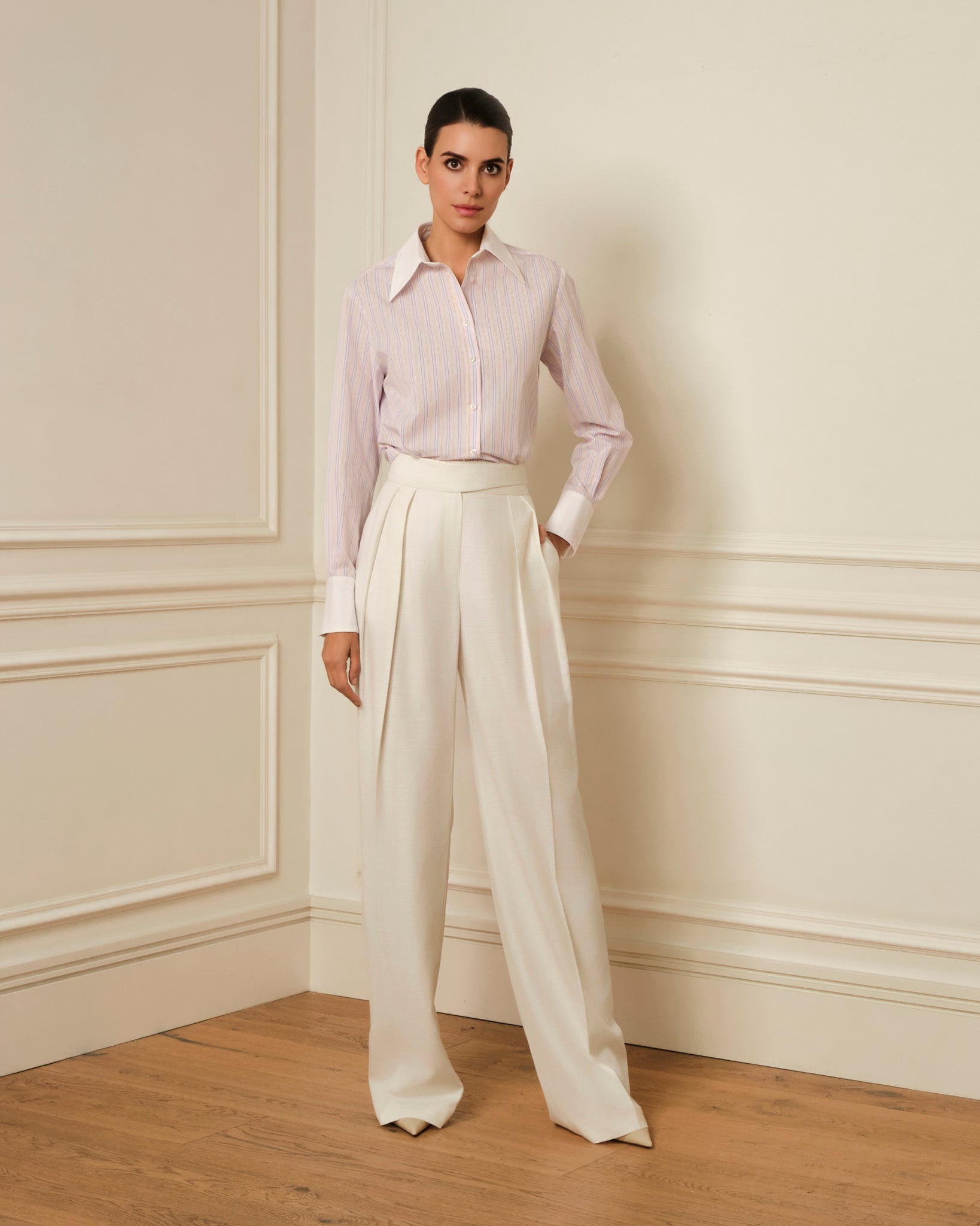 CAMISA CON PUÑO BLANCO Y ESTAMPADO DE RAYAS AZUL