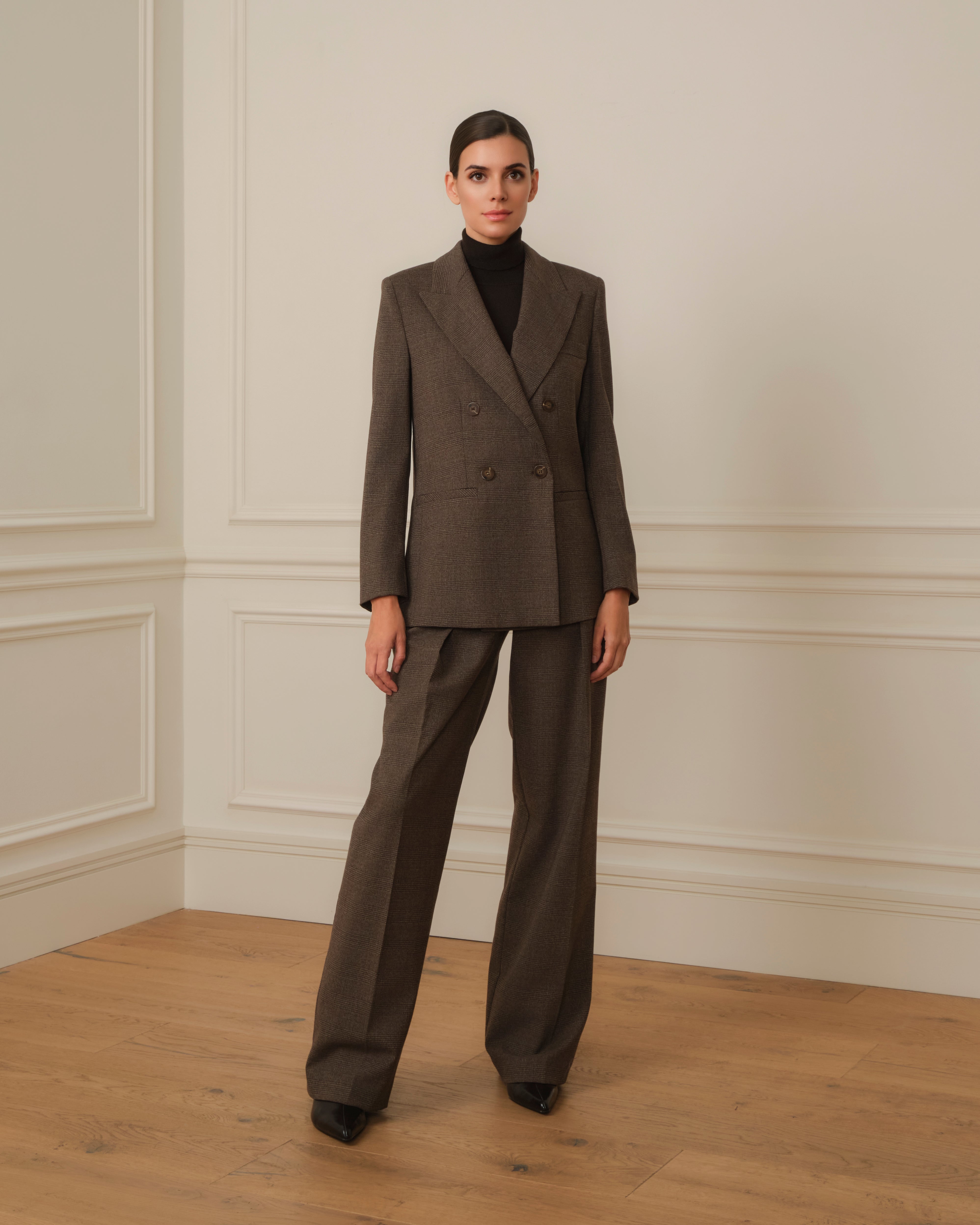 PANTALÓN CON PINZAS DE CUADROS MARRÓN