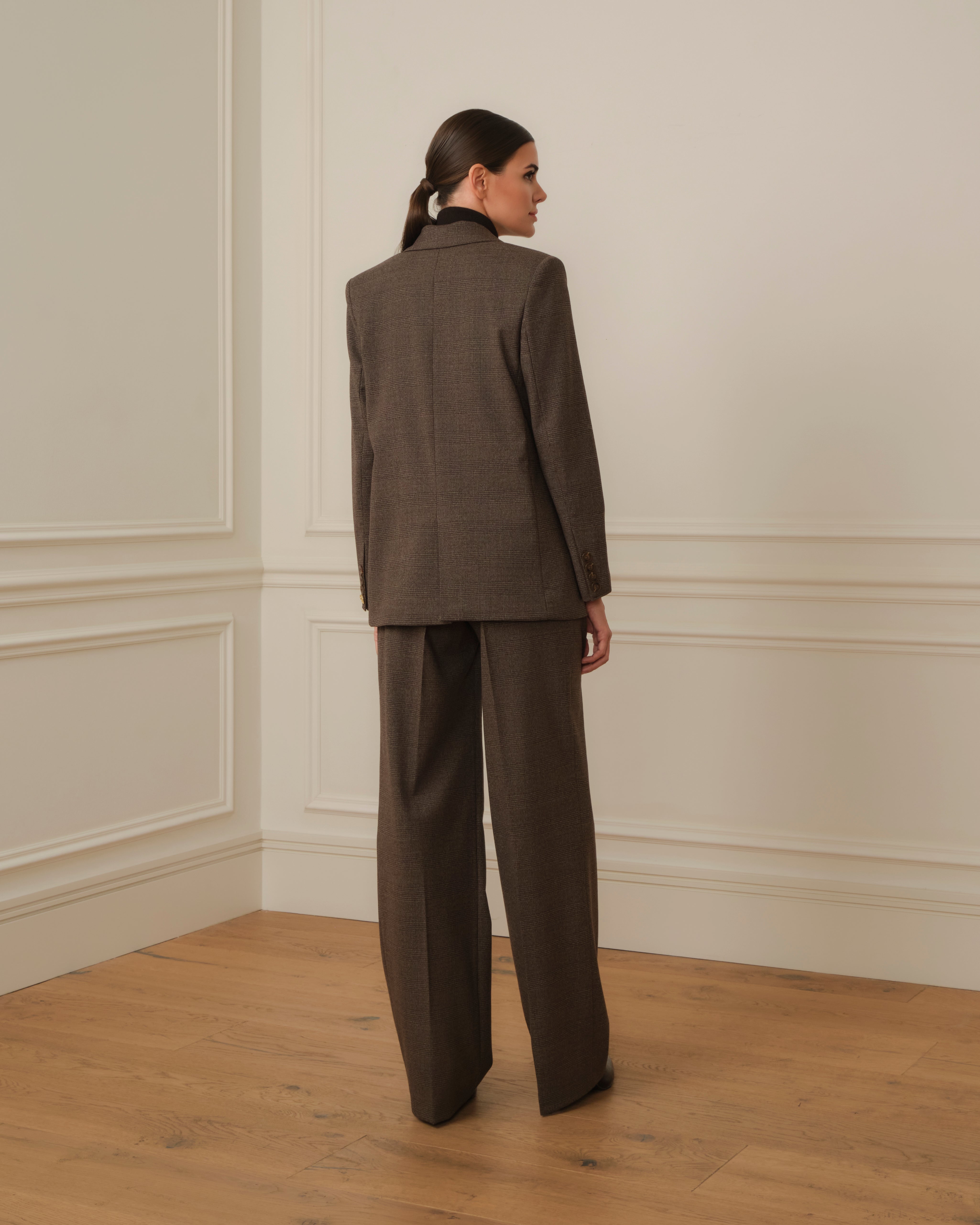 PANTALÓN CON PINZAS DE CUADROS MARRÓN