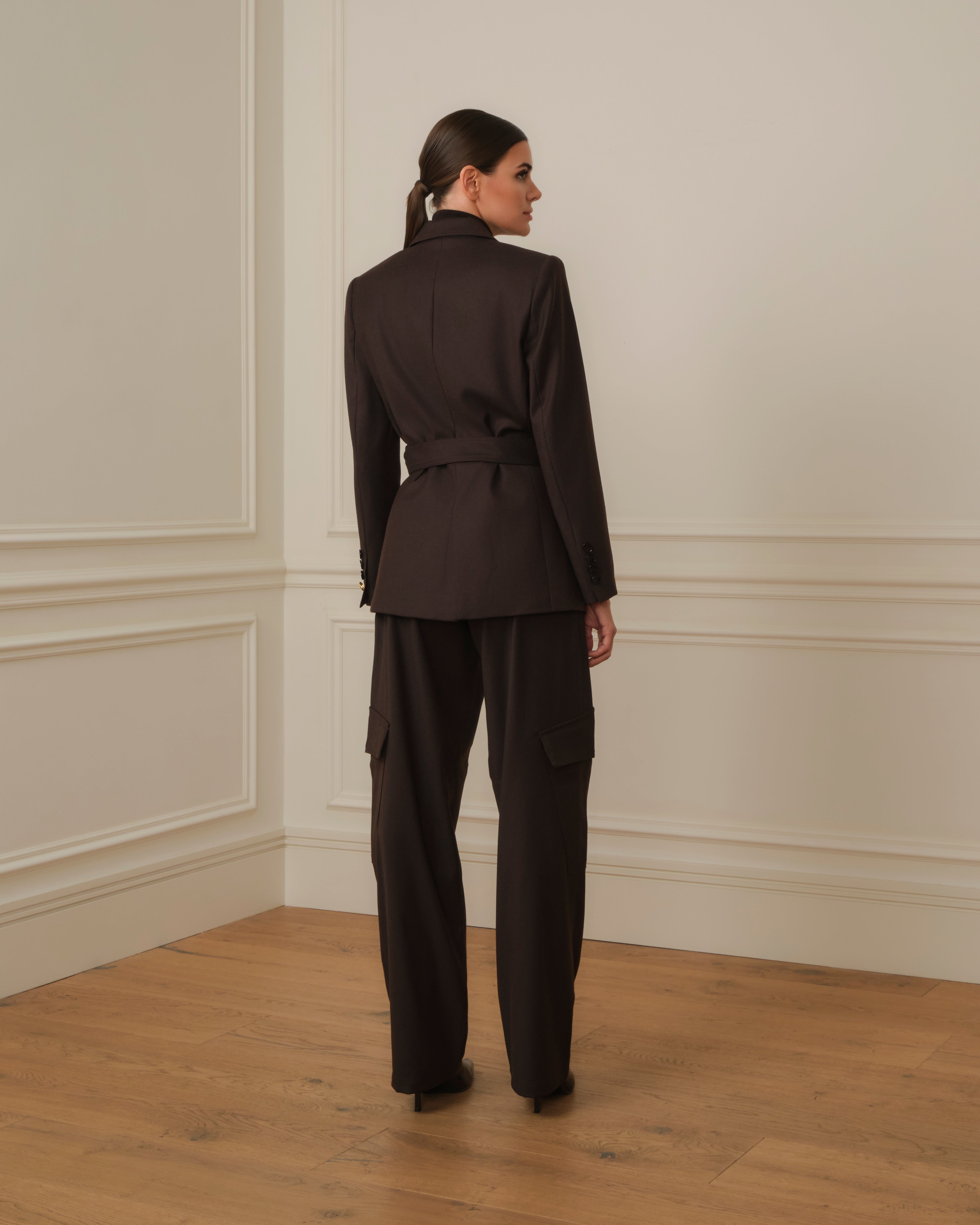 BLAZER DE LANA CON CINTURON Y BOLSILLOS CON TAPA MARRÓN