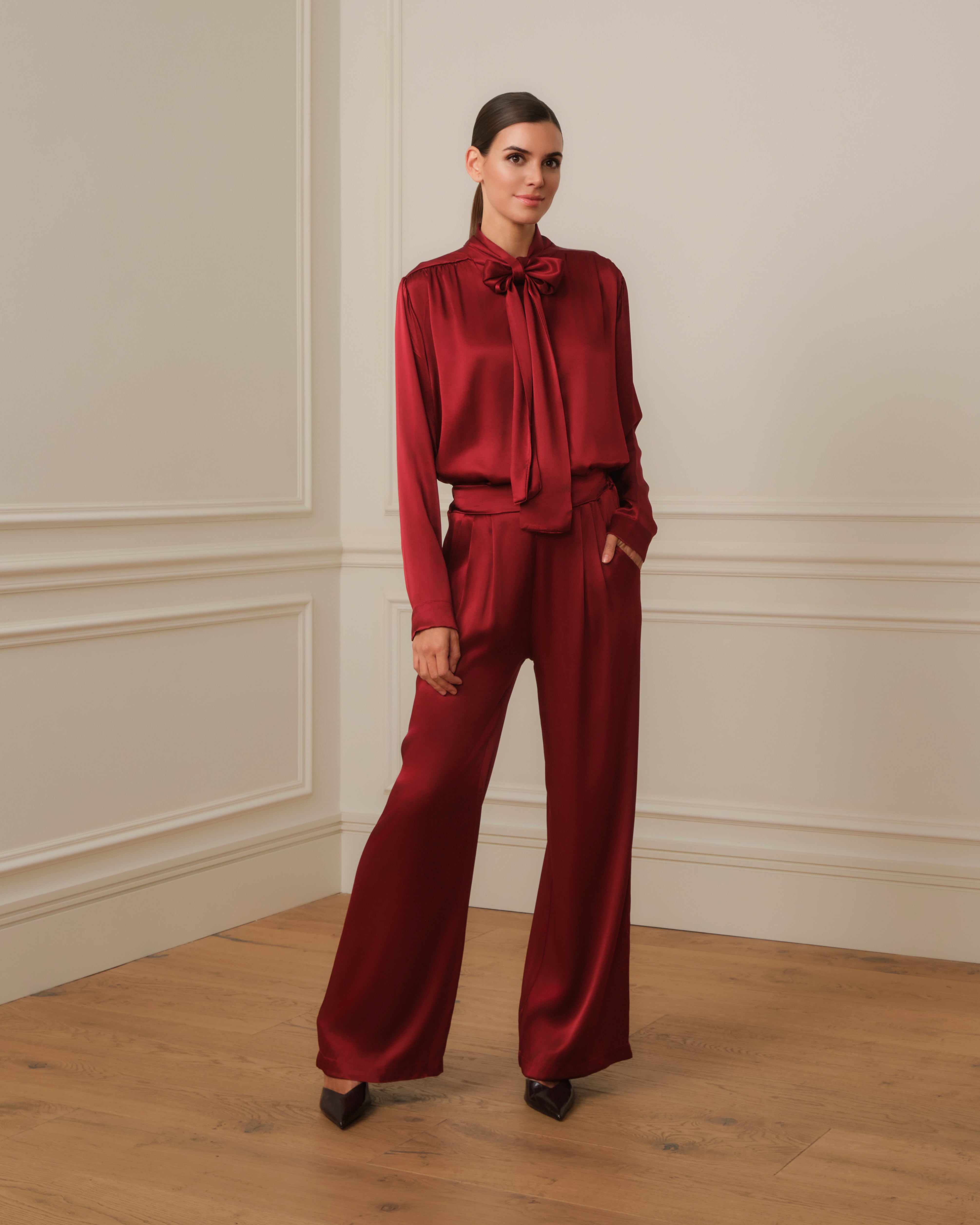 CAMISA SATINADA CON LAZADA EN CUELLO GRANATE