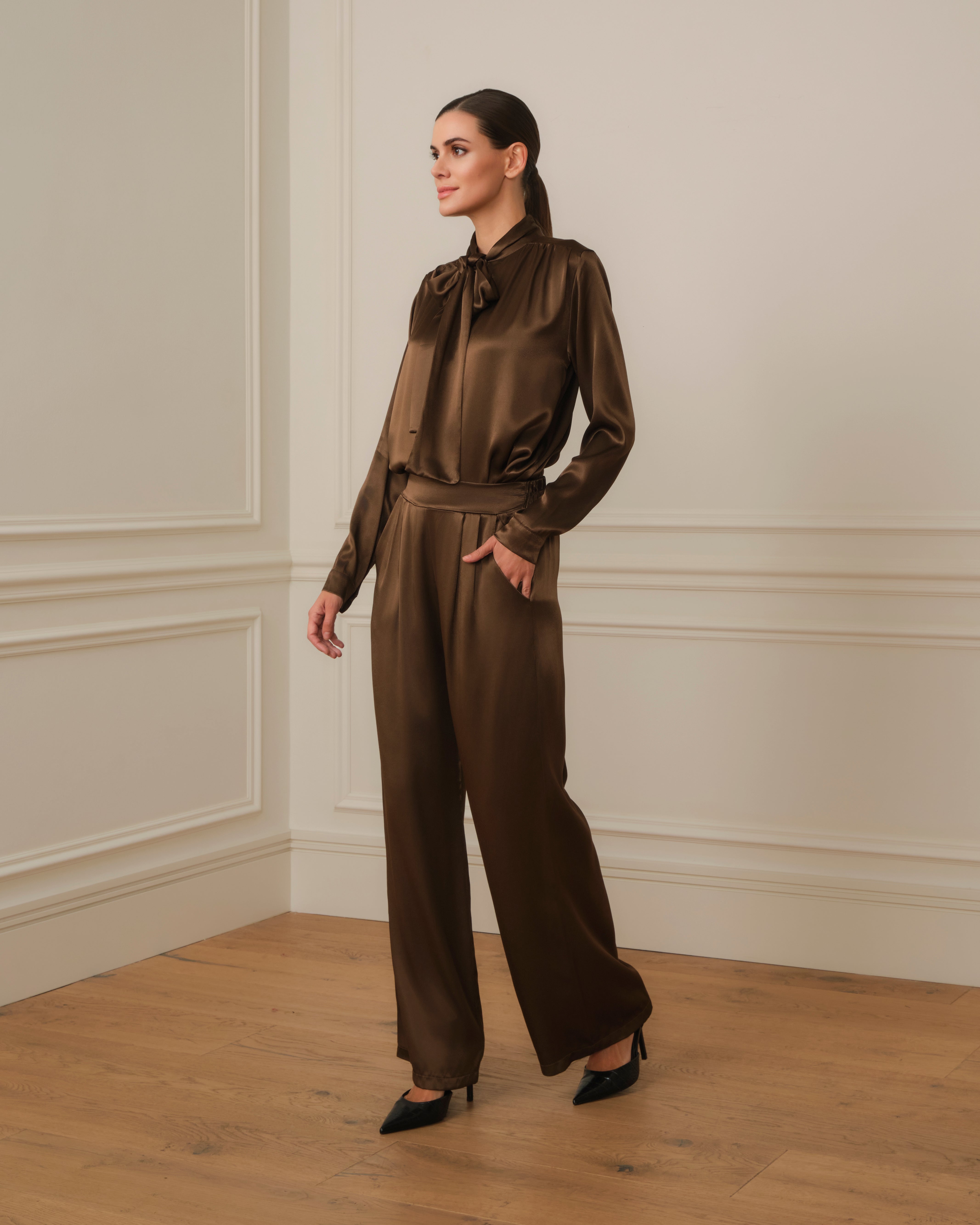 CAMISA SATINADA CON LAZADA EN CUELLO MARRÓN