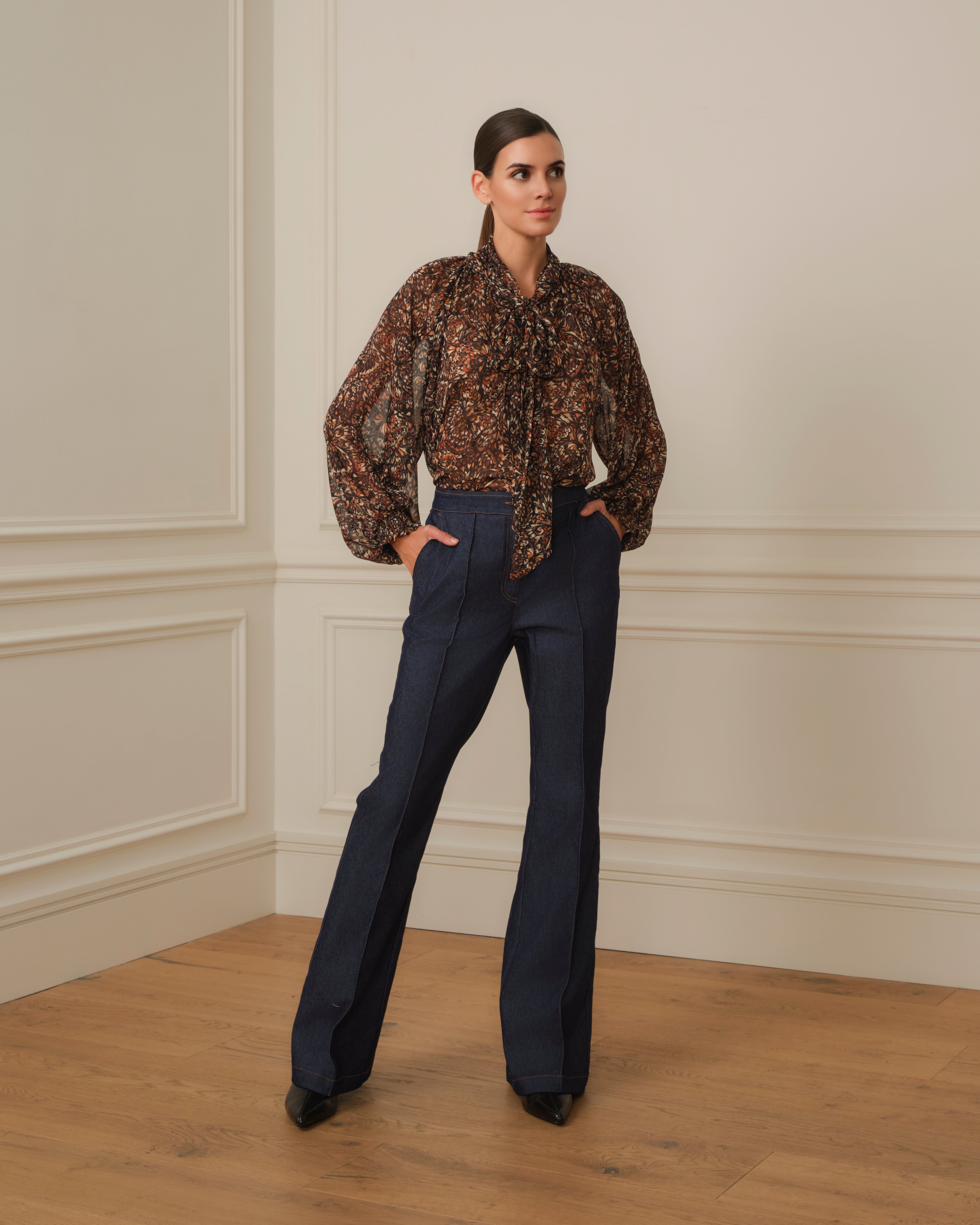 BLUSA LAZADA CON ESTAMPADO MARRÓN